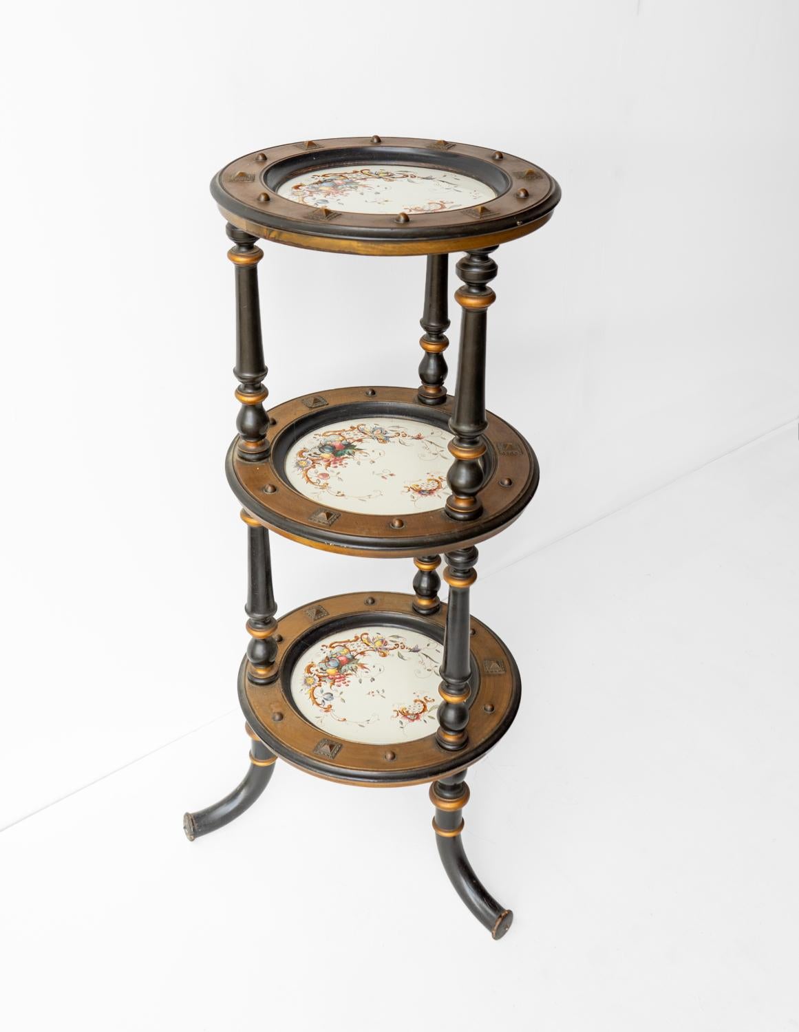 Aesthetic Movement Three Tiered Cake Stand, 19e siècle Présentoir à gâteaux victorien en vente 1