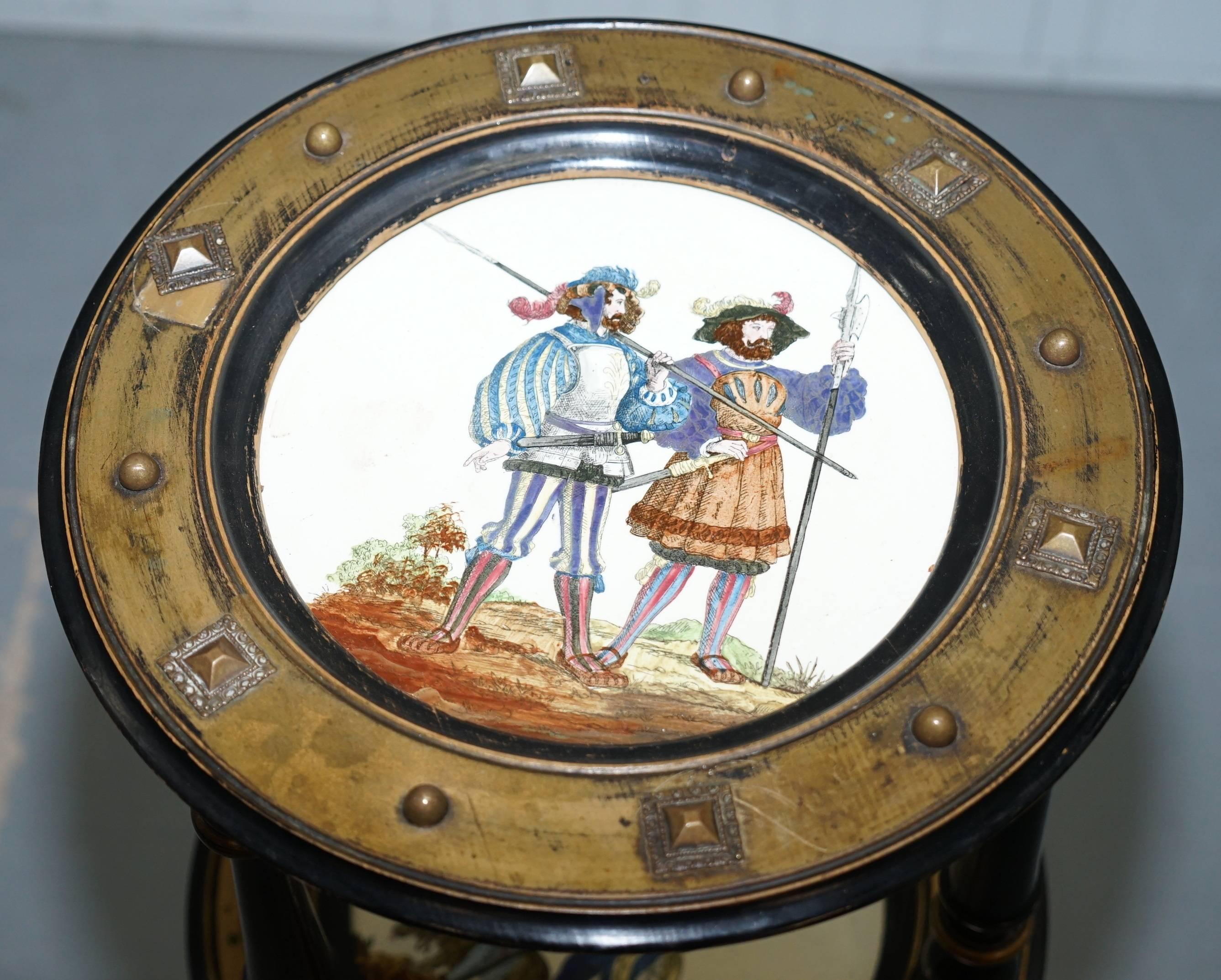 Siamo lieti di offrire in vendita questa splendida bancarella antica dell'Aesthetic Movement dell'inizio del XIX secolo con tre piatti dipinti a mano che raffigurano scene militari.

Un oggetto raro, ben fatto e di bell'aspetto, i piatti sembrano