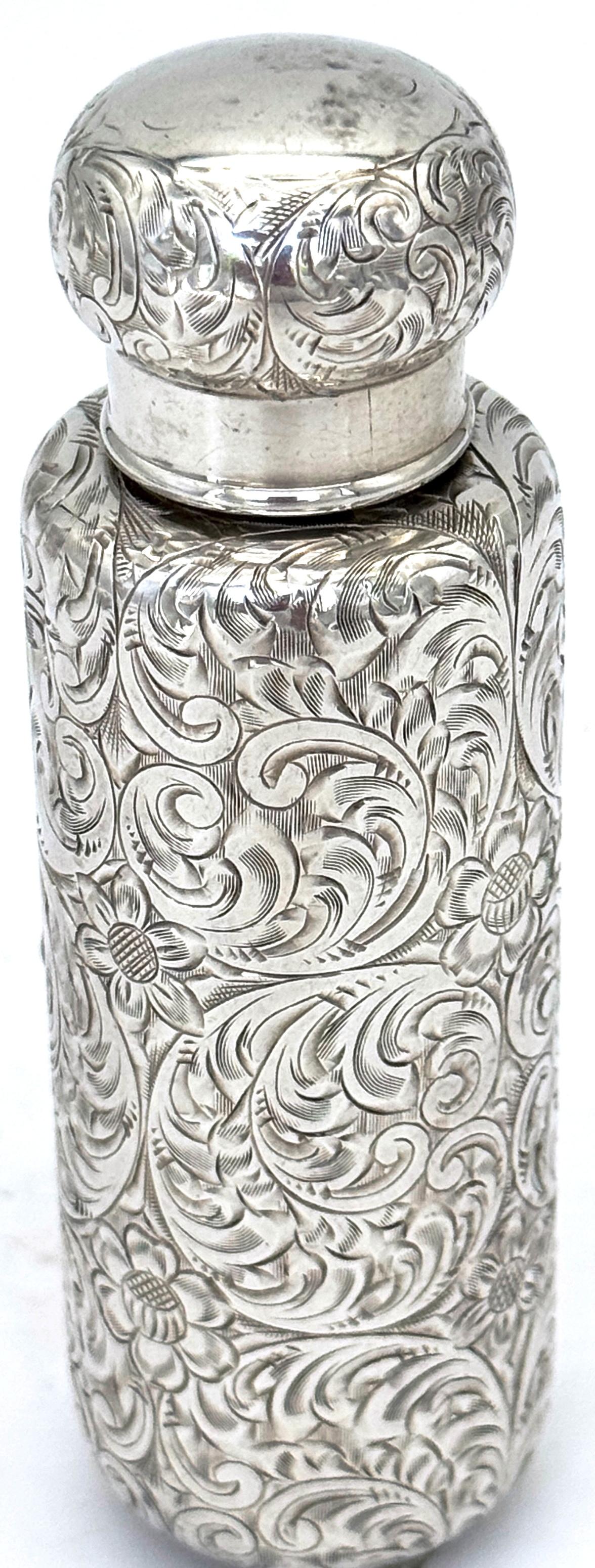 Aesthetic Movement Tiffany & Co. Flacon de poche en argent sterling gravé à la main, New York, Circa 1891-1902, 78 Grammes

Une gourde de poche raffinée en argent sterling de Tiffany & Co. datant de la fin du XIXe siècle, délicieusement gravée à la