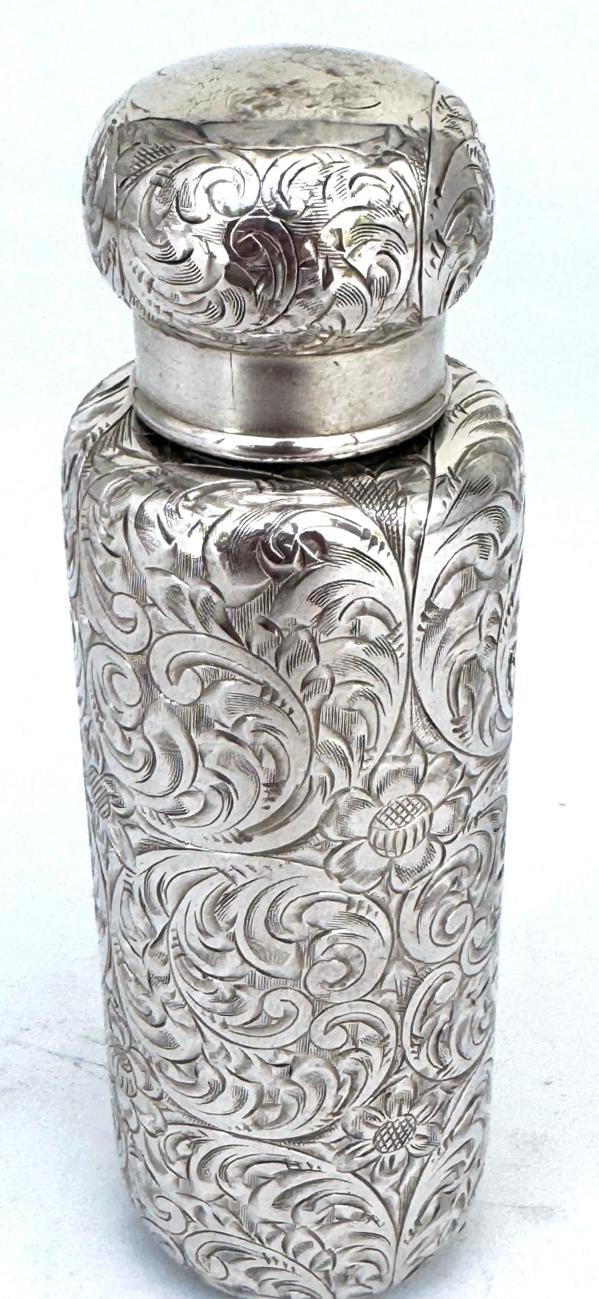 Doré Aesthetic Movement Tiffany & Co. Flacon de poche en argent sterling gravé à la main en vente