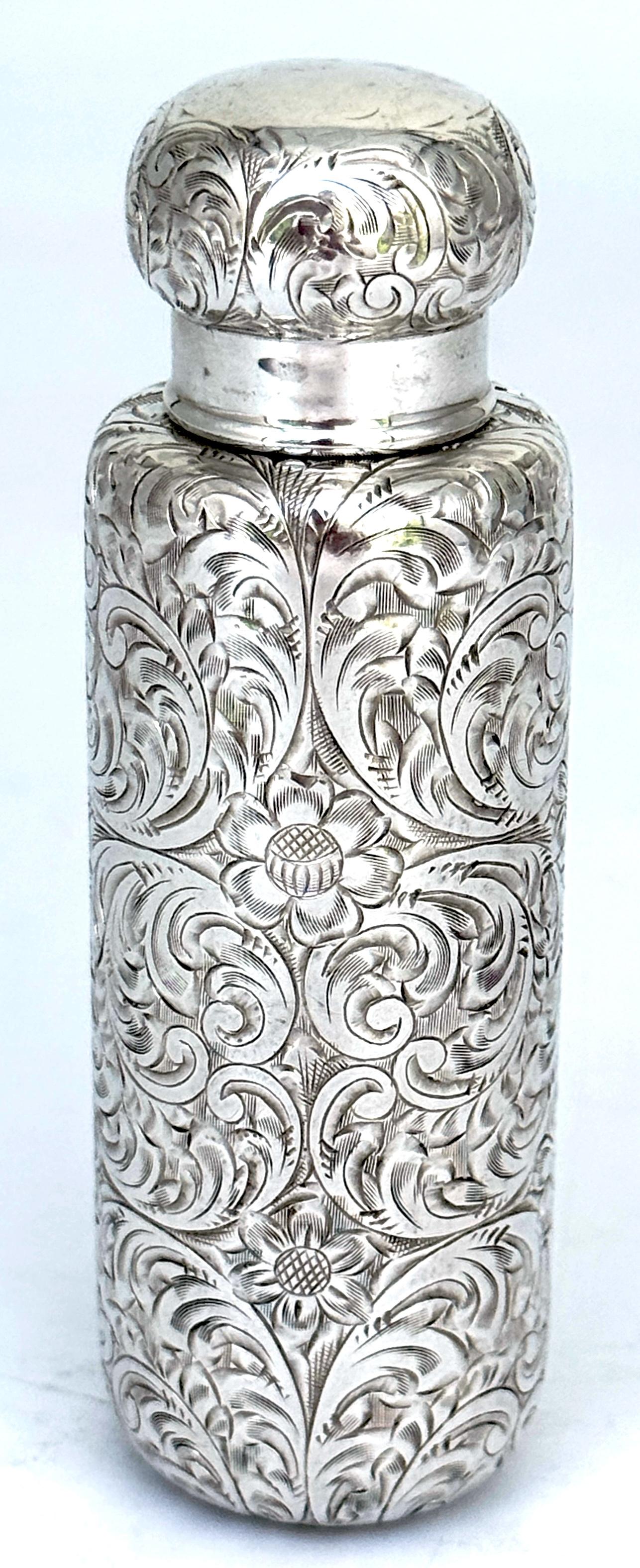 Aesthetic Movement Tiffany & Co. Flacon de poche en argent sterling gravé à la main Bon état - En vente à West Palm Beach, FL