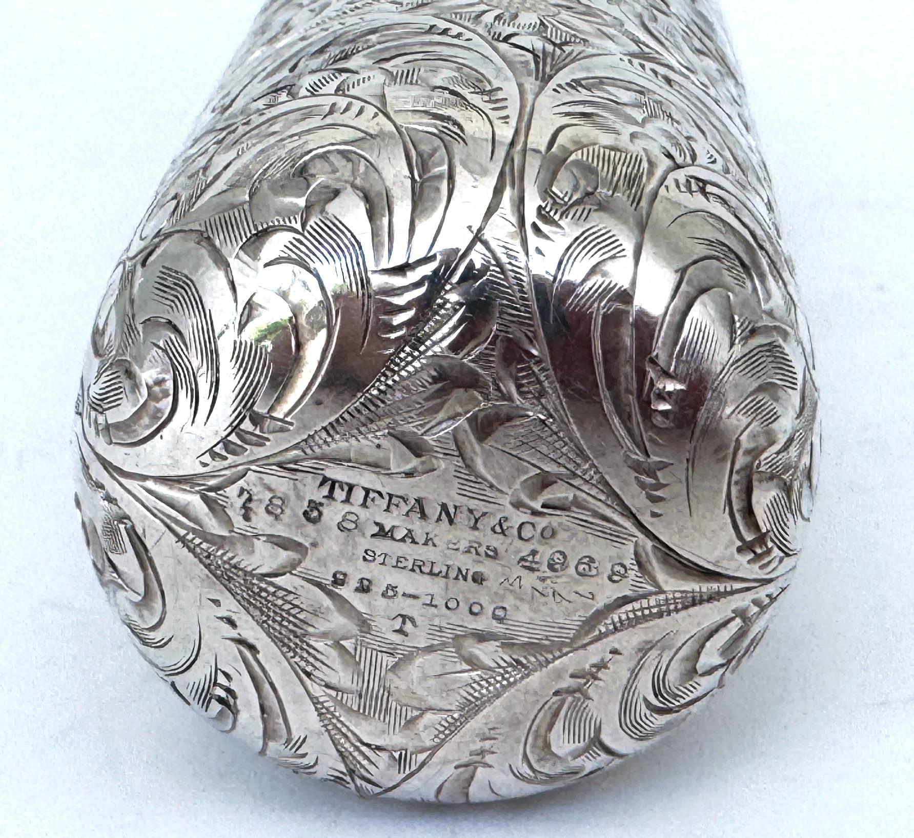 XIXe siècle Aesthetic Movement Tiffany & Co. Flacon de poche en argent sterling gravé à la main en vente