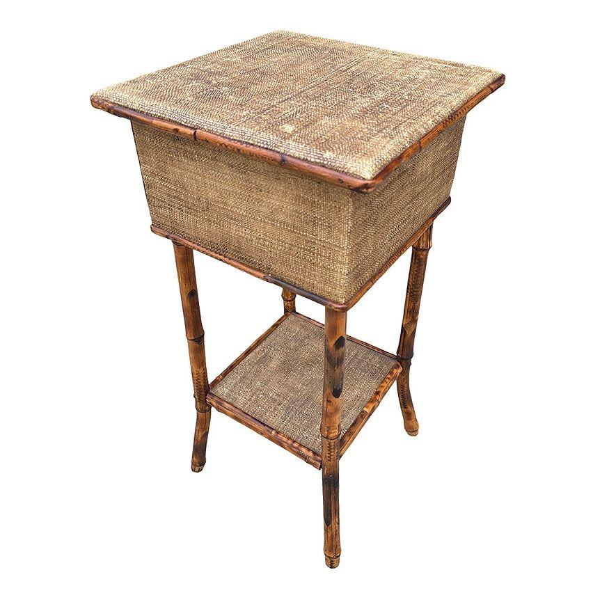 Table d'appoint à piédestal en bambou tigré ancien, également connu sous le nom de bambou à écailles de tortue, avec un couvercle à rabat et une étagère inférieure secondaire. Les surfaces planes sont recouvertes de tapis de riz.

Dimensions : 29