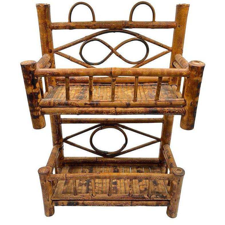 Original Aesthetic Movement Victorian Tiger Bamboo Rattan Two-Tier Shelf, perfekt für beide Display und Lagerung. Das Regal zeichnet sich durch die halbierten Bambuslatten aus, die sowohl Struktur als auch Stabilität bieten. Seine zwei Ebenen sind