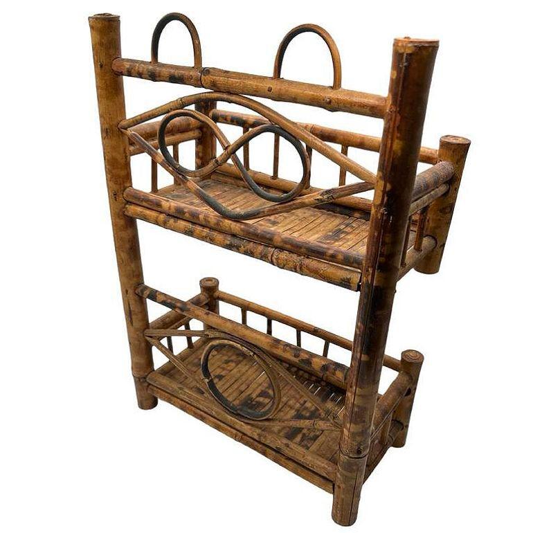 Aesthetic Movement Tortiose Tiger Bamboo Rattan Zweistöckiges Wandregal (Frühes 20. Jahrhundert) im Angebot