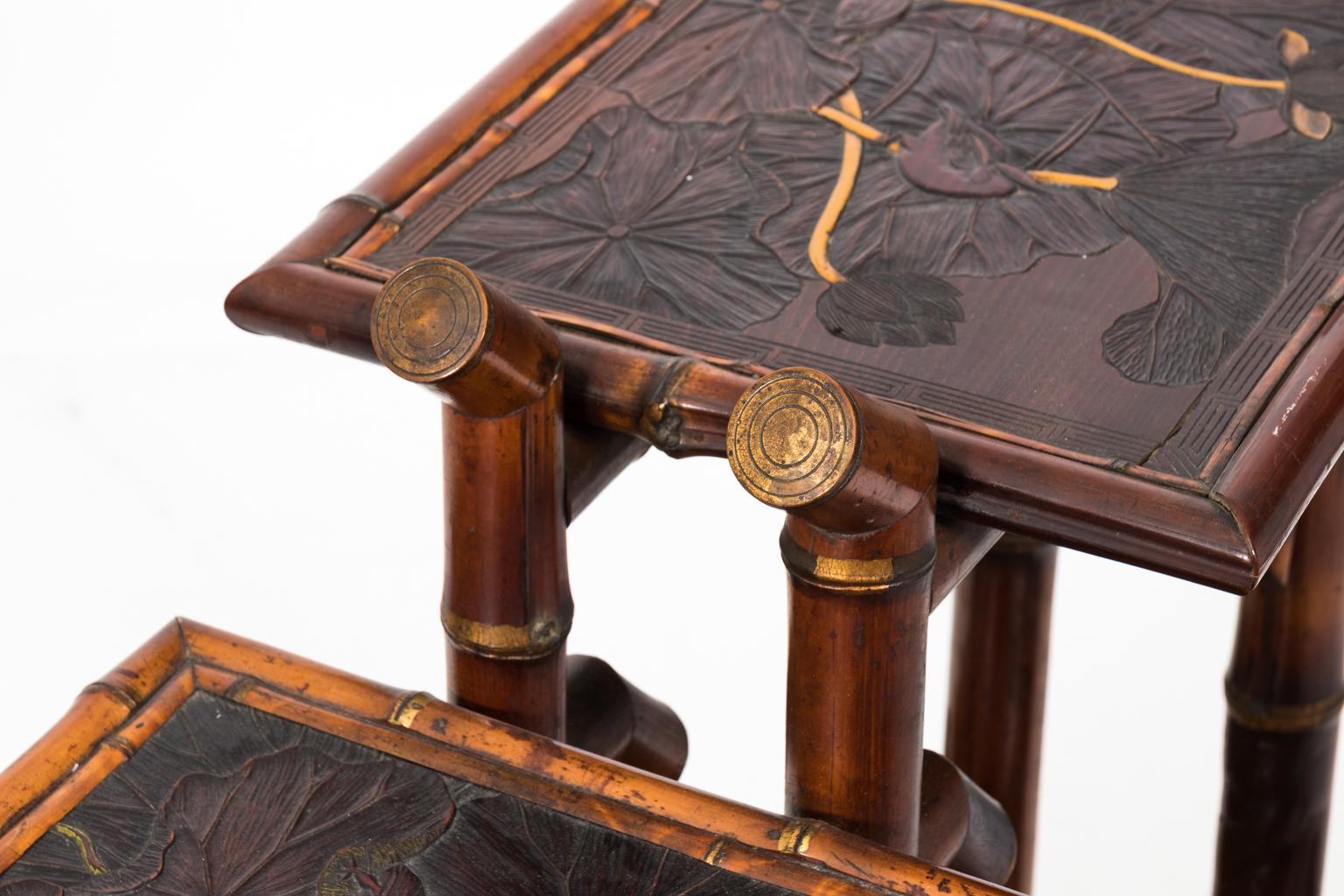 Tavolo Aesthetic Movement con struttura in finto bambù e intricati pannelli dipinti raffiguranti vari paesaggi naturali che includono tartarughe, gufi e legami di giglio, circa alla fine del XIX secolo. Un marchio del produttore si trova anche