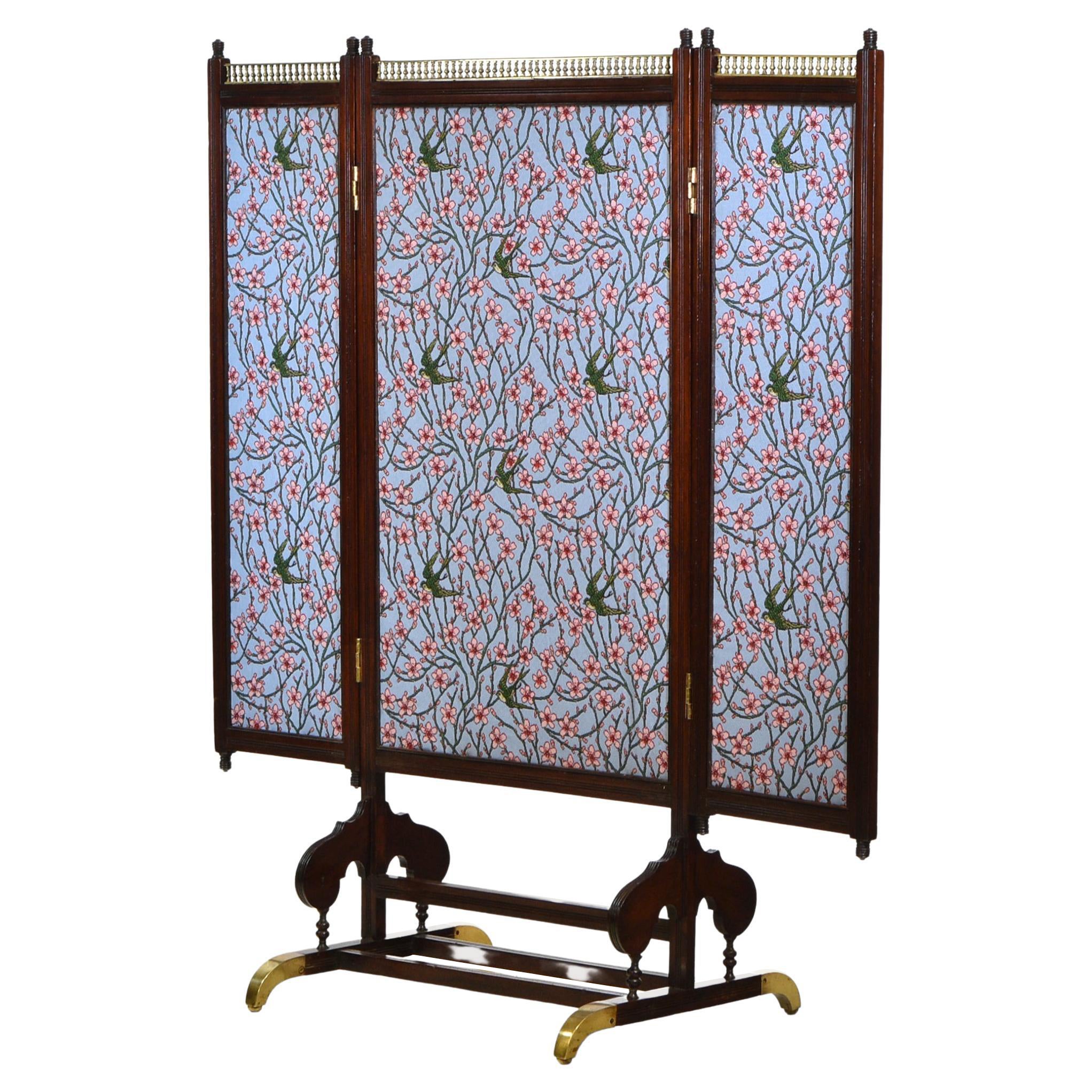 Aesthetic Movement in legno di noce e ottone con paravento bifacciale pieghevole in vendita