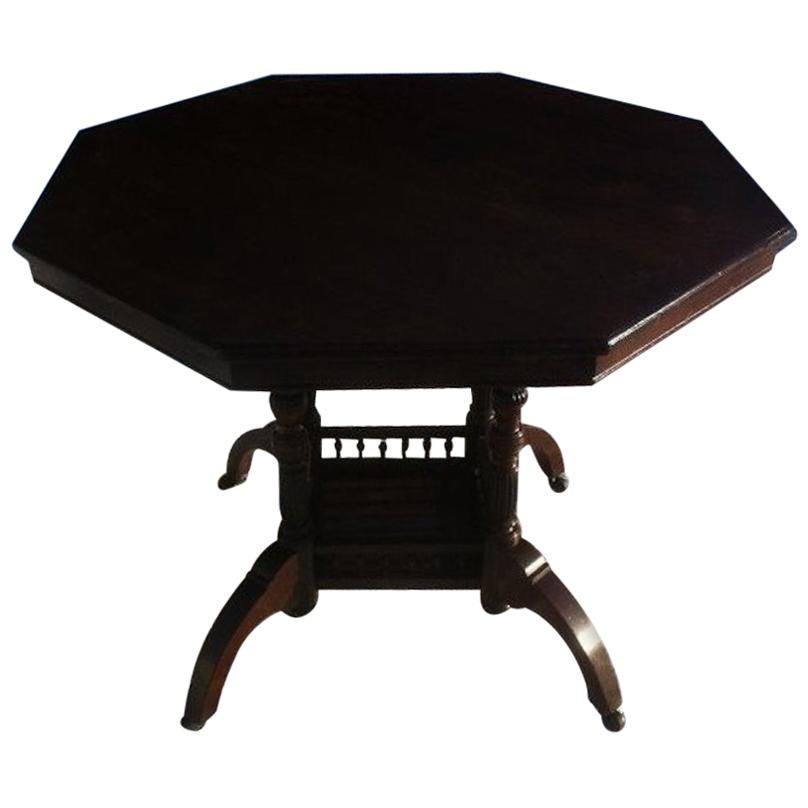 Table centrale octogonale en noyer du mouvement esthétique avec pieds tournés et cannelés en vente
