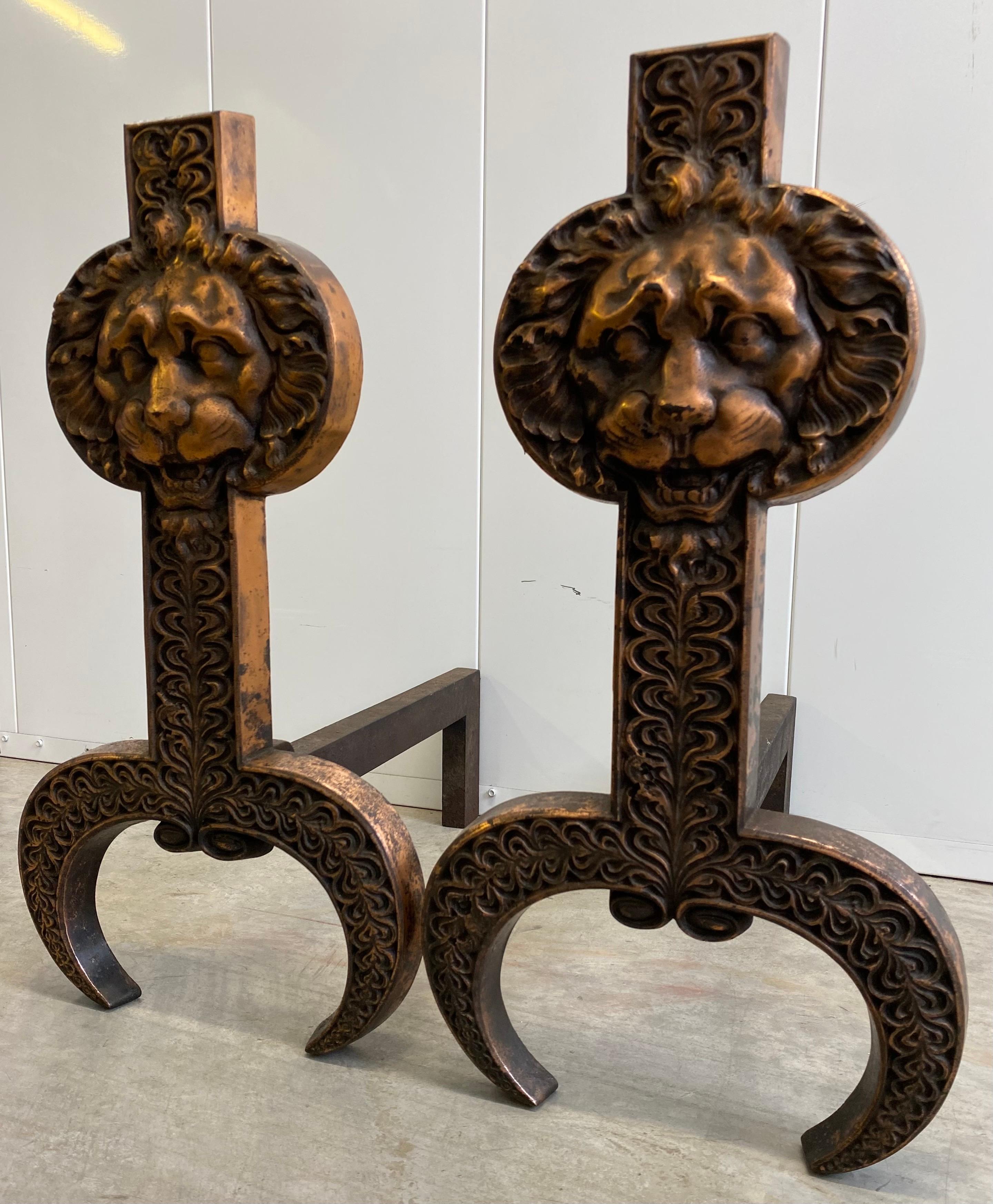 Un par excepcionalmente raro de morillos de león bañados en cobre de 1884, diseñados por Arthur Osborne para la empresa de Boston Wellington & Burrage Household Art Rooms. Aunque Osborne es más conocido por su trabajo como modelador jefe de la Low