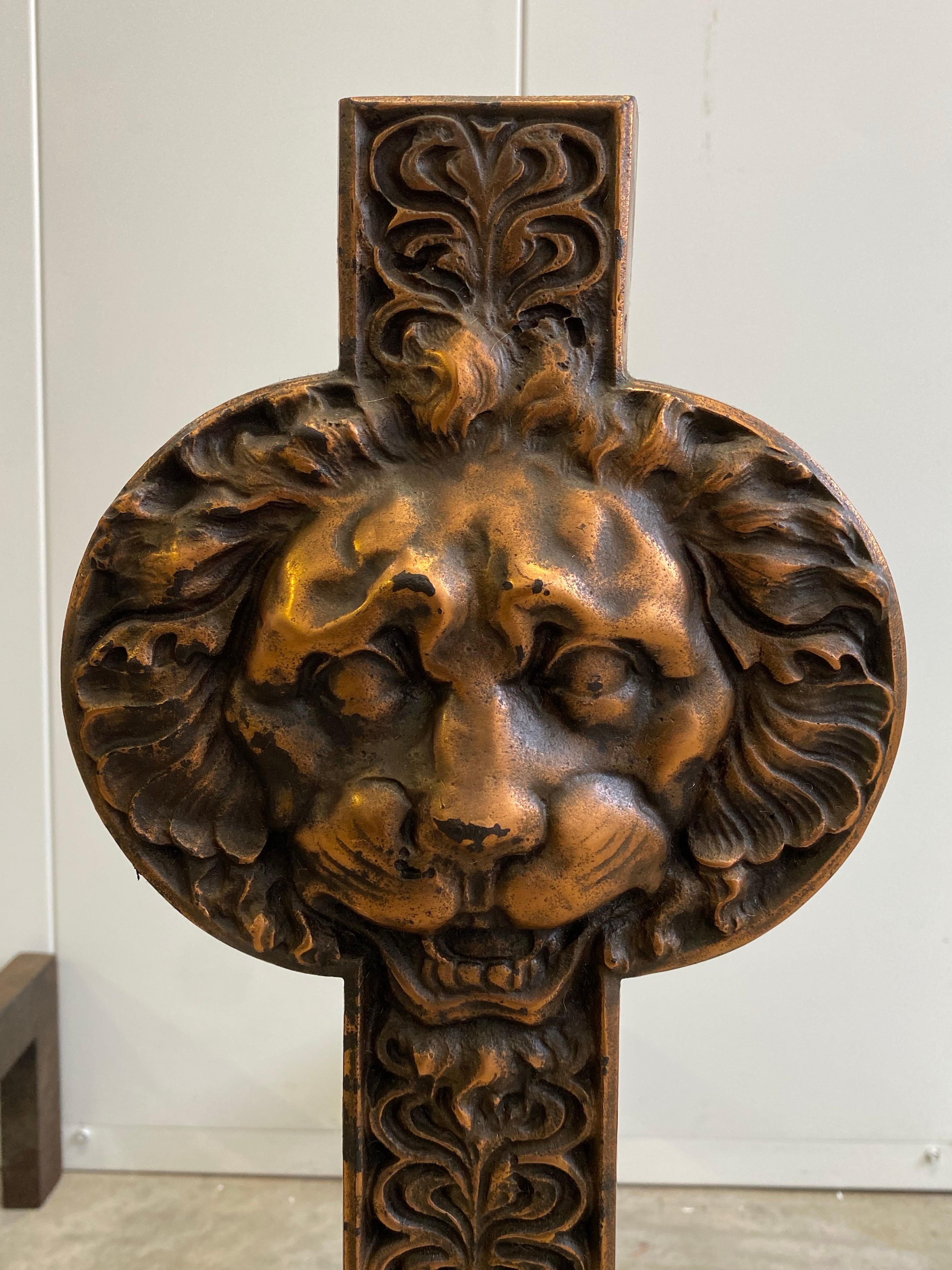 Andirones de león de hierro de época estética de Arthur Osborne para Wellington & Burrage Estadounidense en venta
