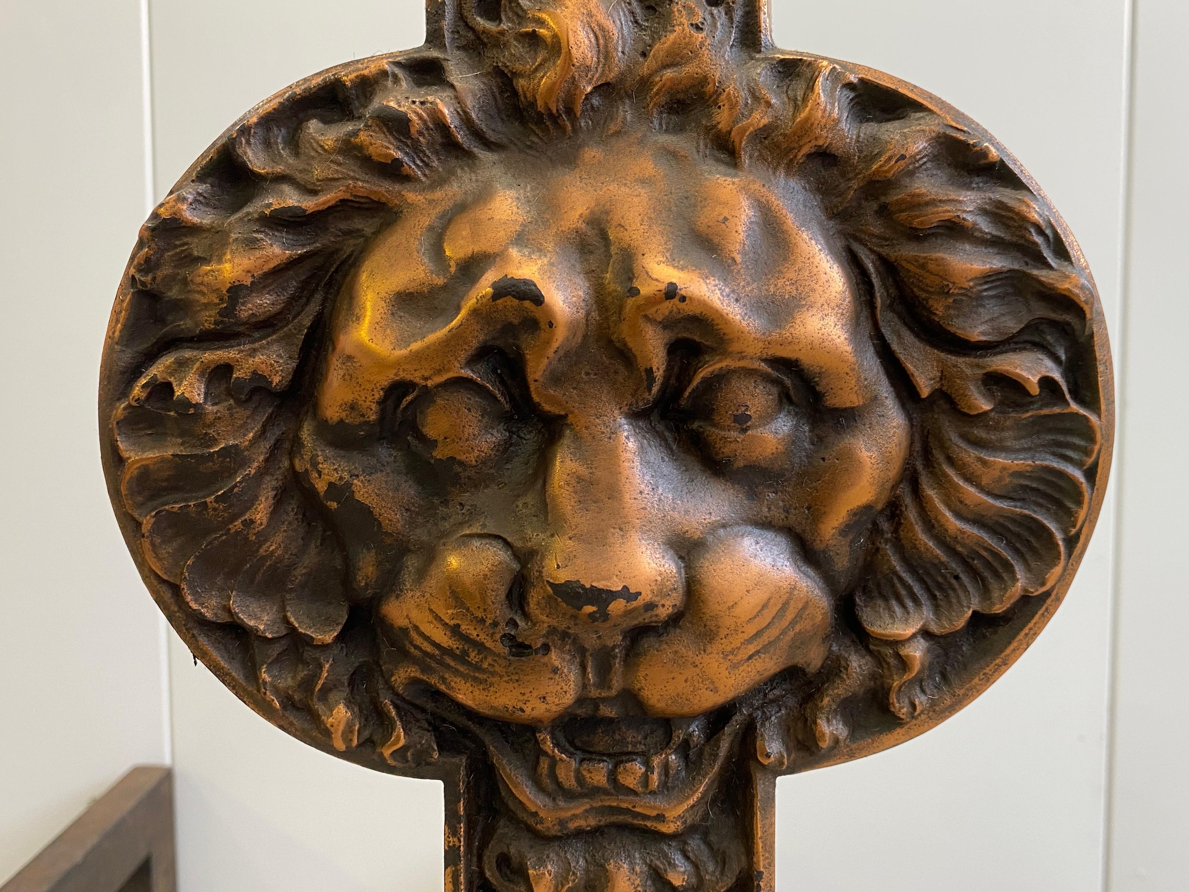 Andirones de león de hierro de época estética de Arthur Osborne para Wellington & Burrage Vaciado en venta