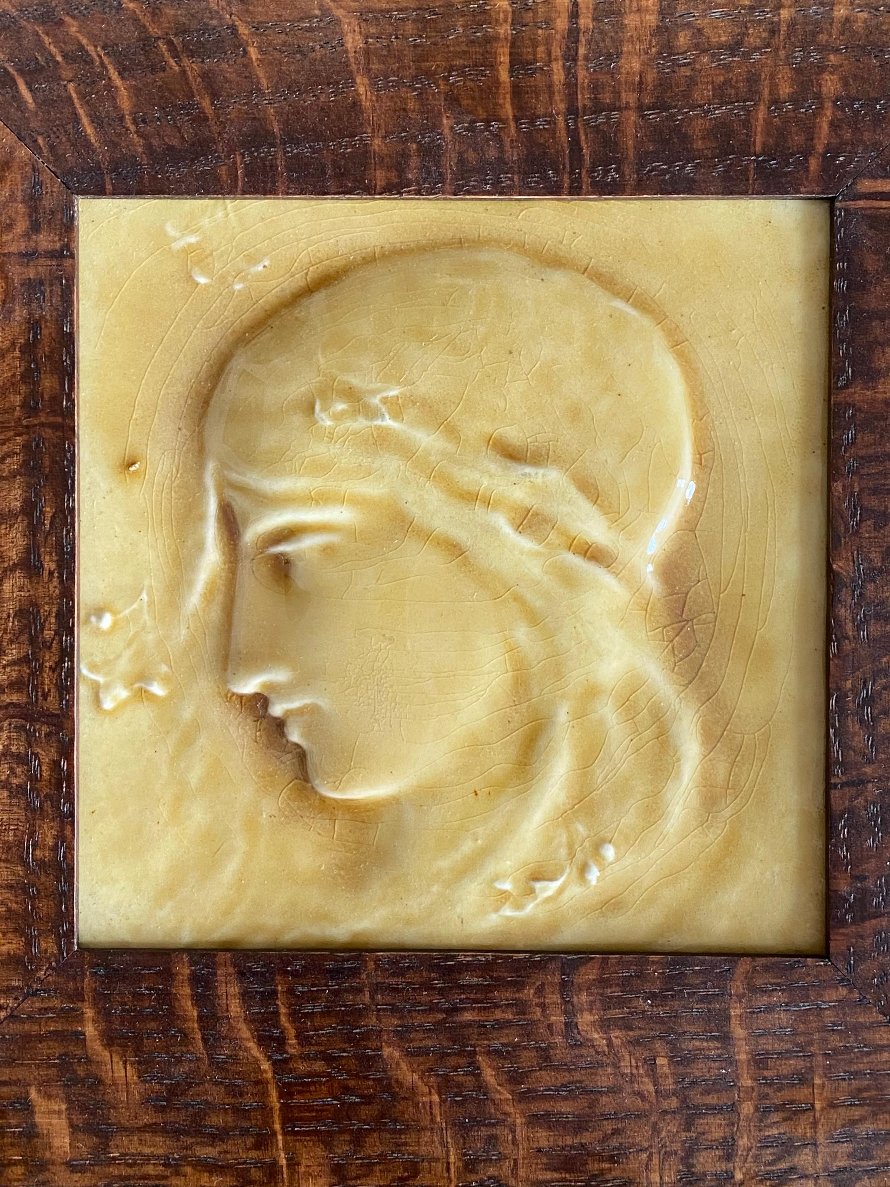 Azulejo artístico del Movimiento Estético de color ocre de una mujer joven diseñado por Arthur Osborne (1855-1942) para la J.G. & J.F. Low Art Tile Works de Chelsea, Massachusetts. Esta baldosa de 15 cm aparece en el catálogo de 1884 de Low Tile con
