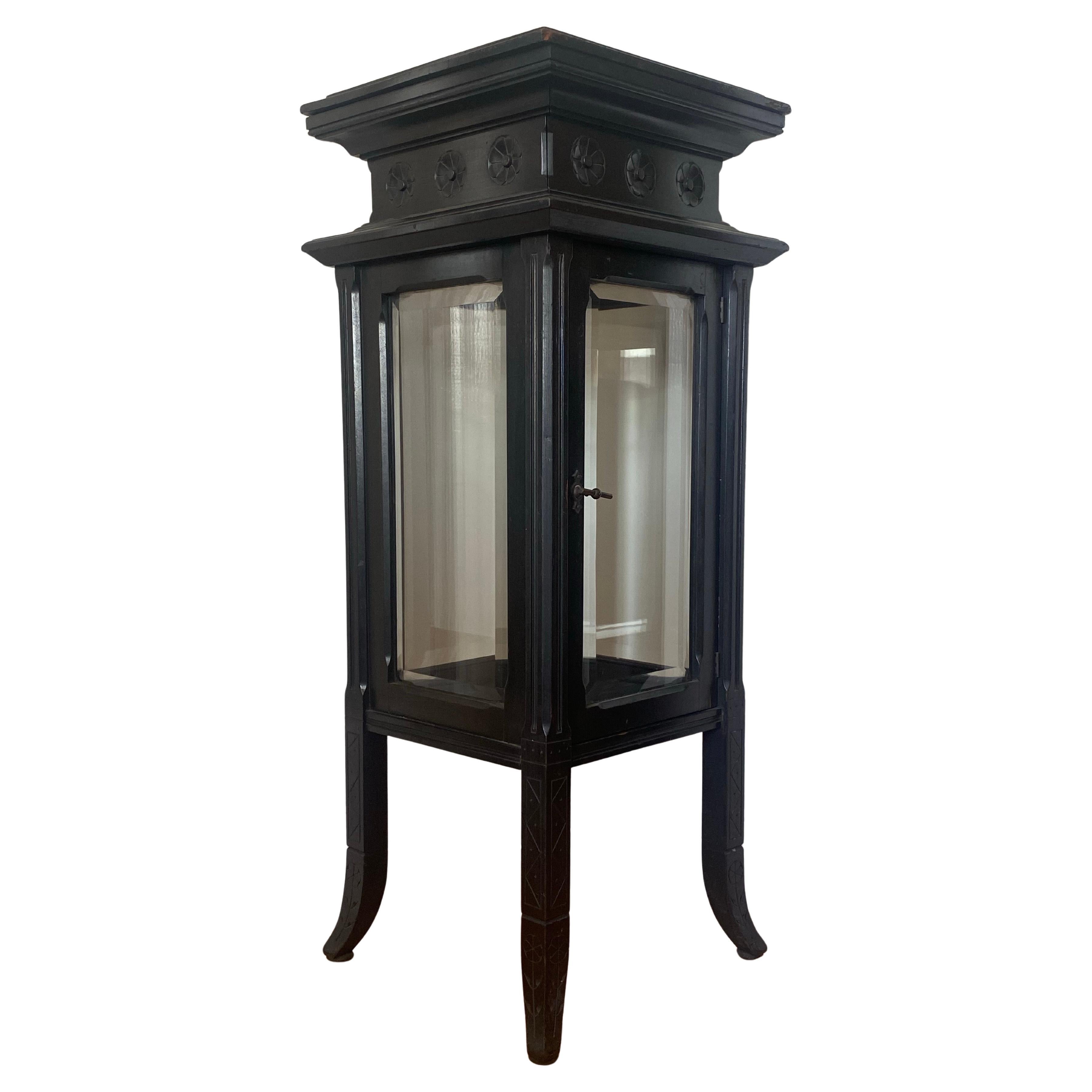 Vetrina con piedistallo del periodo estetico attribuita ad Allen 
Brother di Filadelfia in vendita