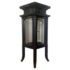 Vetrina con piedistallo del periodo estetico attribuita ad Allen 
Brother di Filadelfia