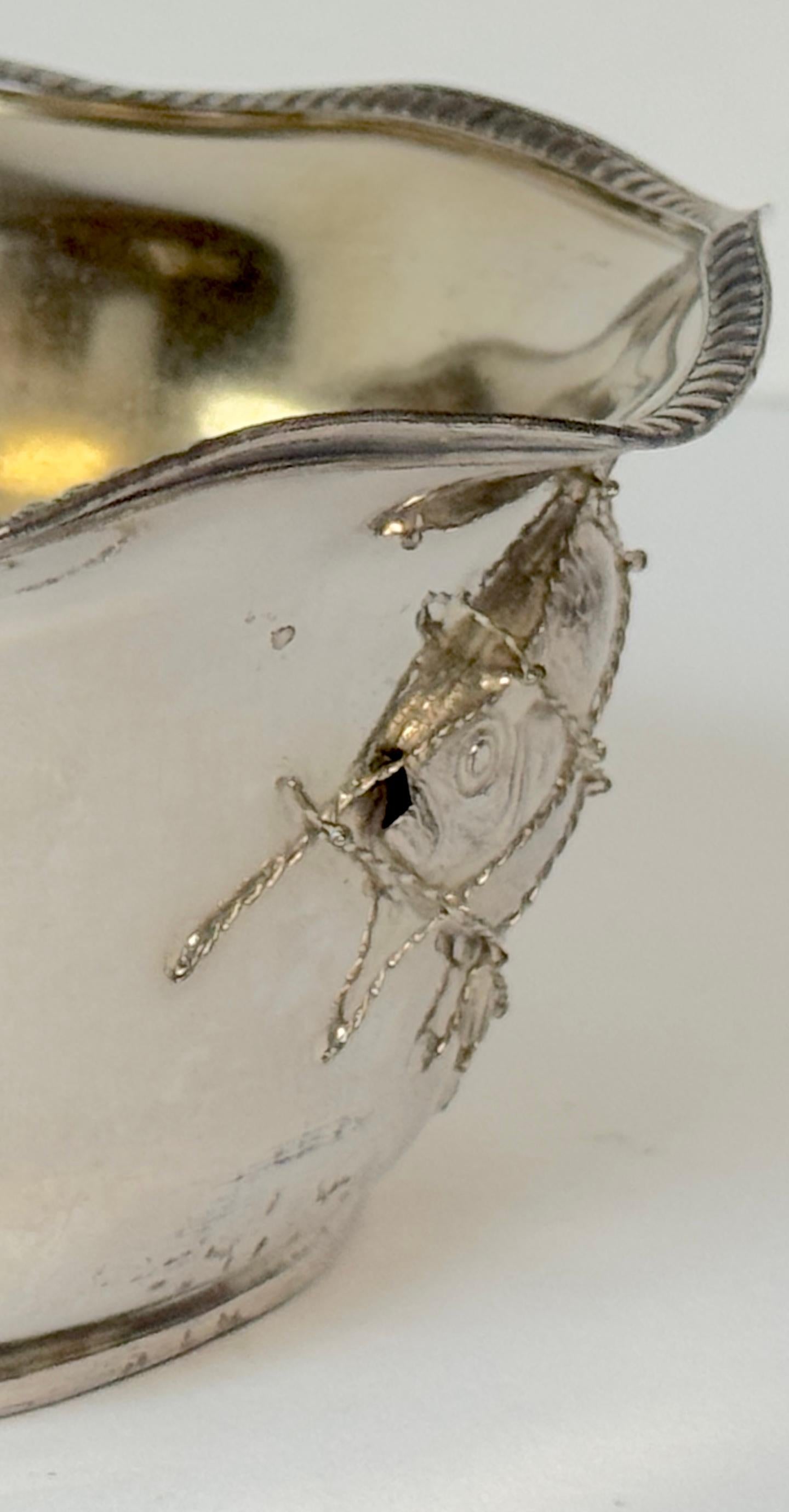 XIX secolo Ciotola estetica placcata in argento o sottobicchiere da vino Jeroboam con motivo a rete e a pesce, 1880 ca. in vendita
