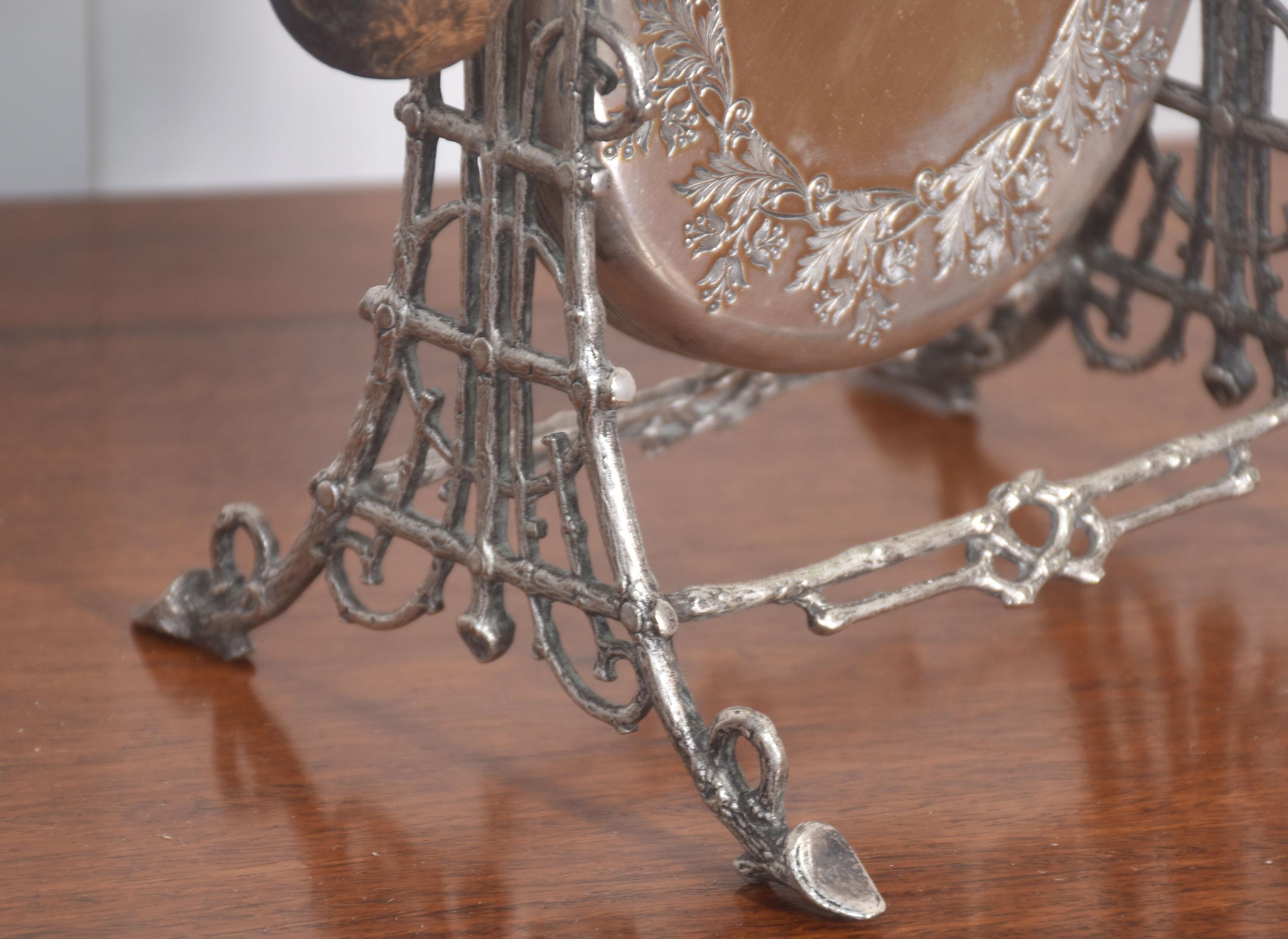 Esthétique gong de table plaqué argent, le cadre bien moulé supportant le gong ouvragé, conservant le batteur d'origine.
Dimensions
Hauteur 9.5 pouces
Largeur 6 pouces
Profondeur 6 pouces