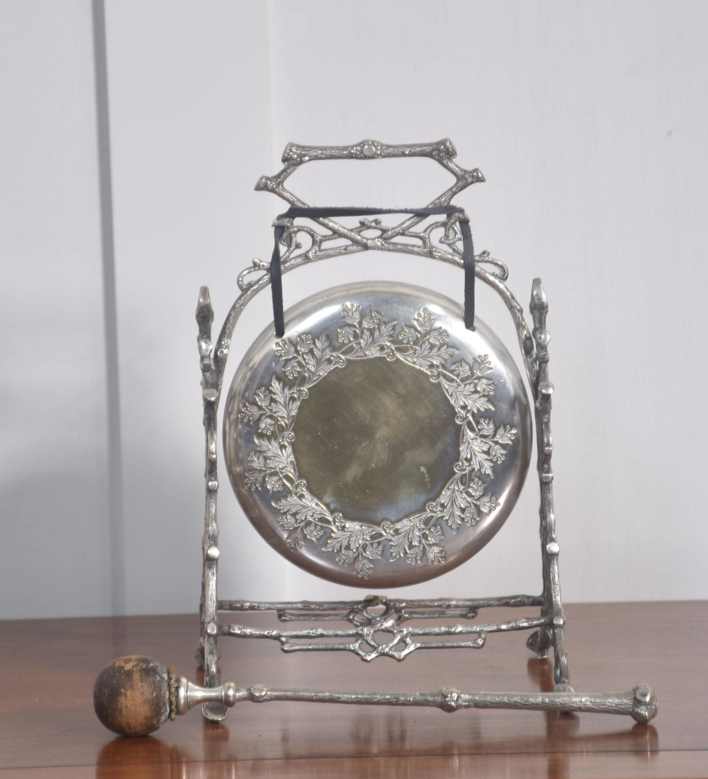 20ième siècle gong de table plaqué argent esthétique en vente