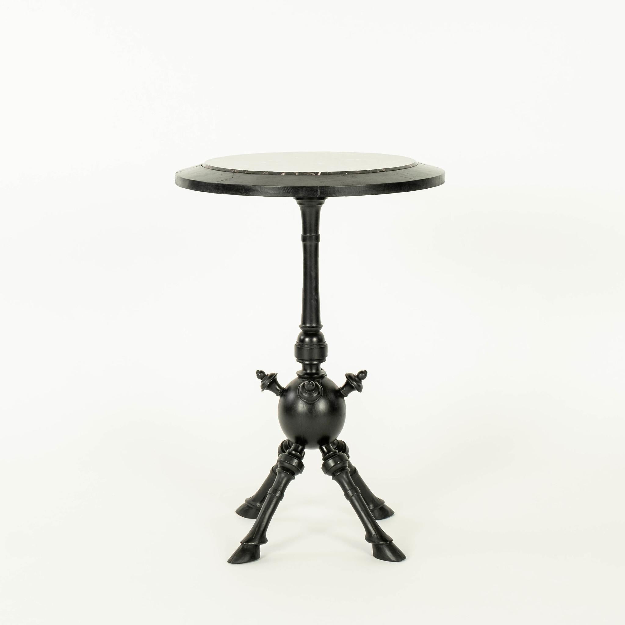 Geschnitzter Hoof-Tisch im ästhetischen Stil mit Marmorplatte (Handgeschnitzt) im Angebot