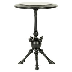 Table à sabot sculptée de style esthétique avec plateau en marbre