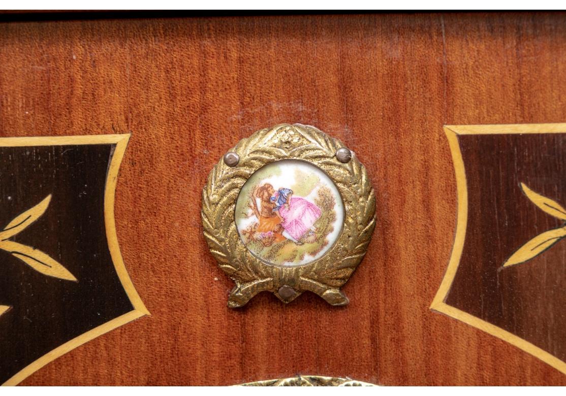 Aesthetic Style Marmorschrank mit Marmorplatte und lackierten Paneelen (Gemalt) im Angebot