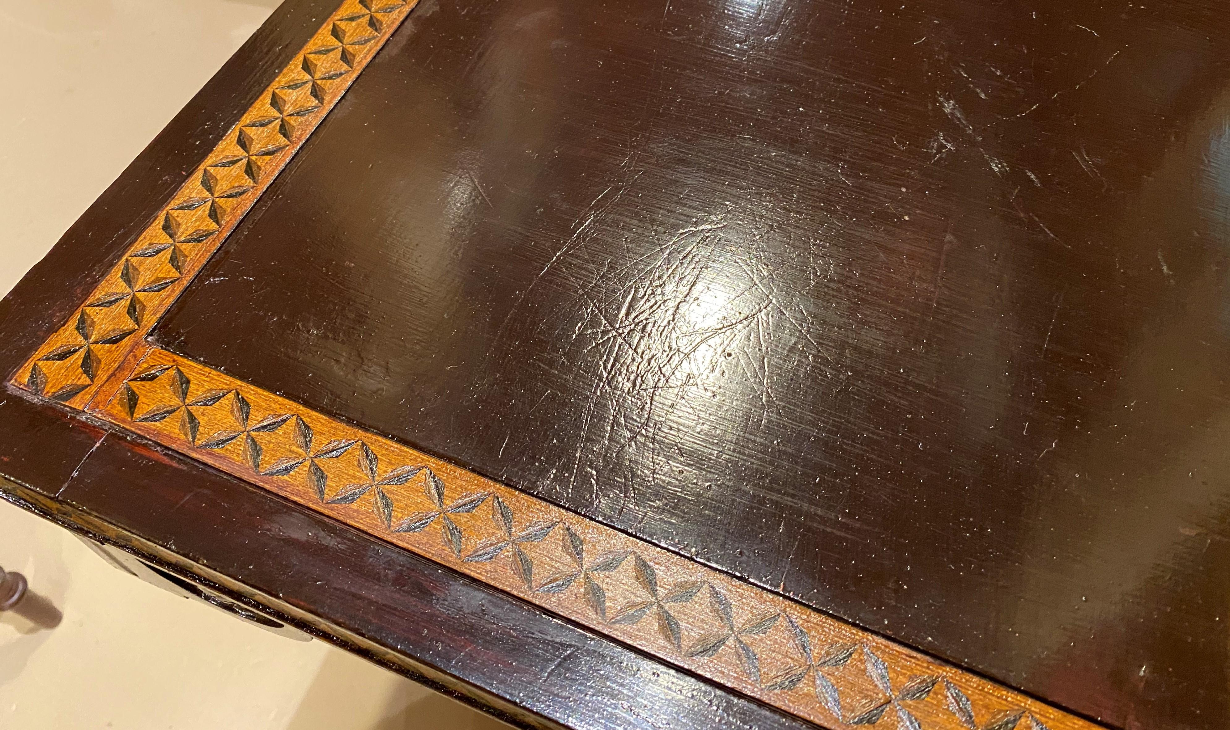 Estetico tavolo da centro o da gioco con piano inclinabile e piedistallo rivestito in pelle stampata in vendita 4