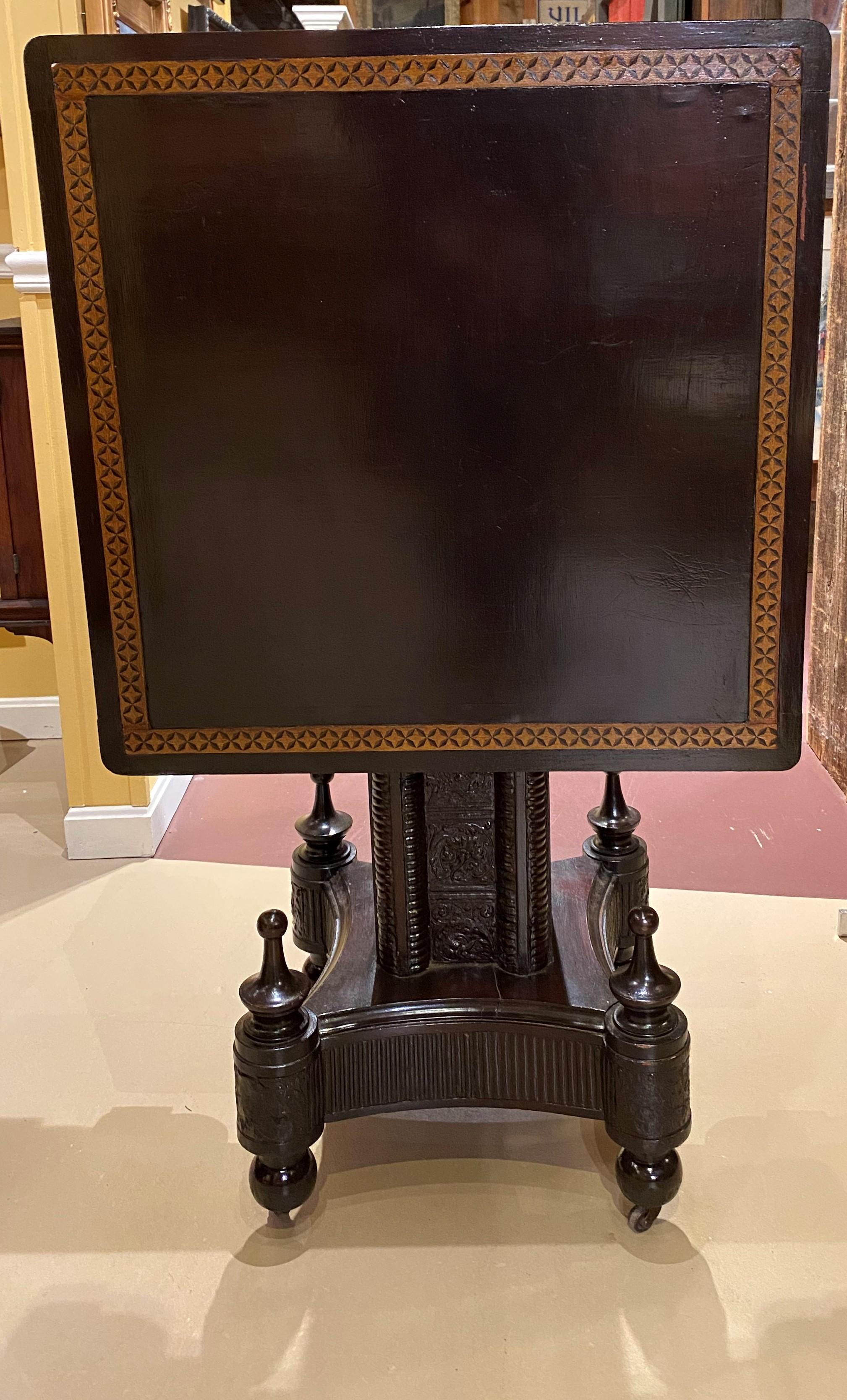 Estetico tavolo da centro o da gioco con piano inclinabile e piedistallo rivestito in pelle stampata In condizioni buone in vendita a Milford, NH