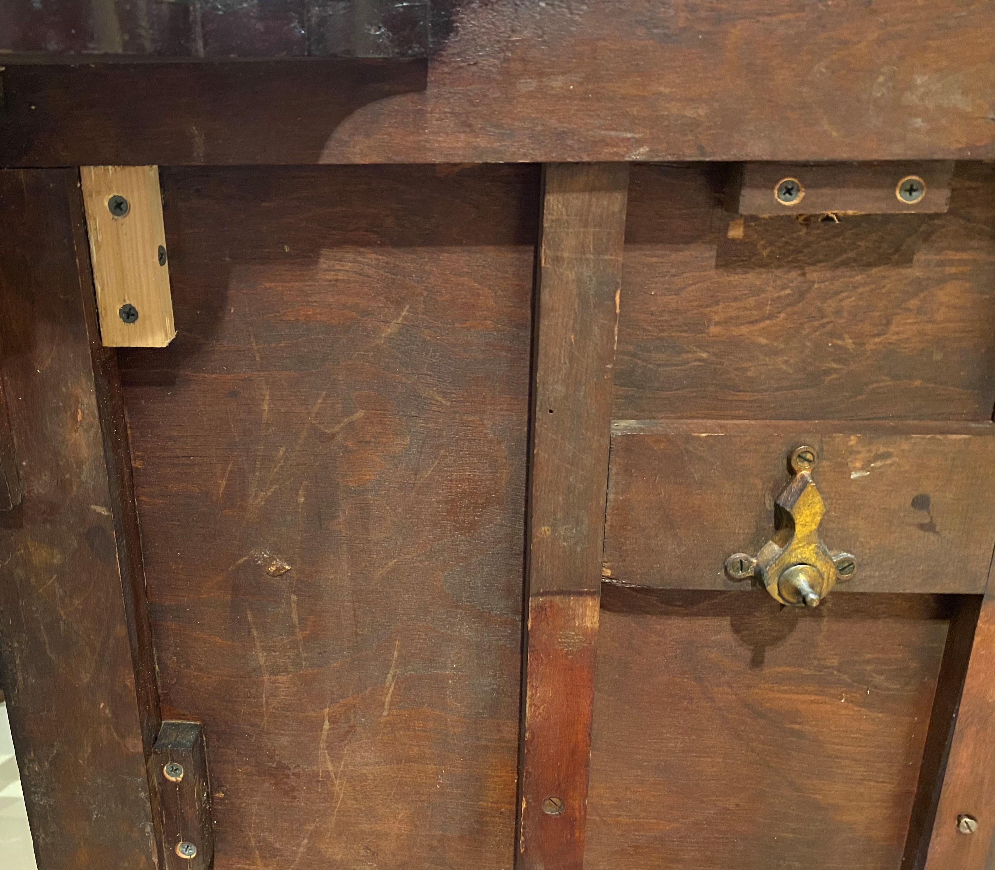 Pelle Estetico tavolo da centro o da gioco con piano inclinabile e piedistallo rivestito in pelle stampata in vendita