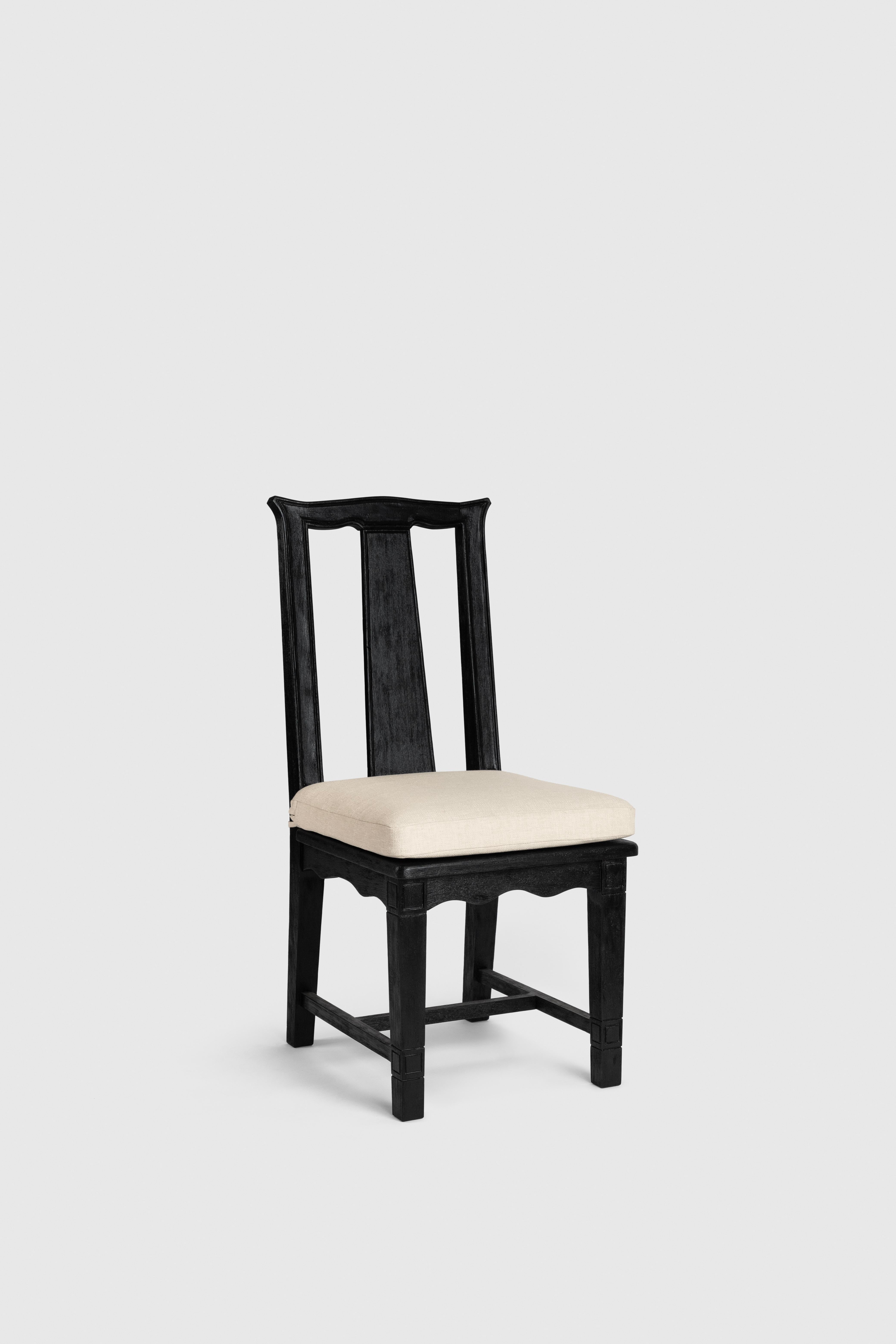 La chaise Han a été conçue par Fernanda Loyzaga. 

Chez Loyzaga Design/One, nous avons toujours été fascinés par la relation entre l'Asie et le Mexique par le Manila Galeon qui allait des Philippines au port d'Acapulco. Cette chaise est une