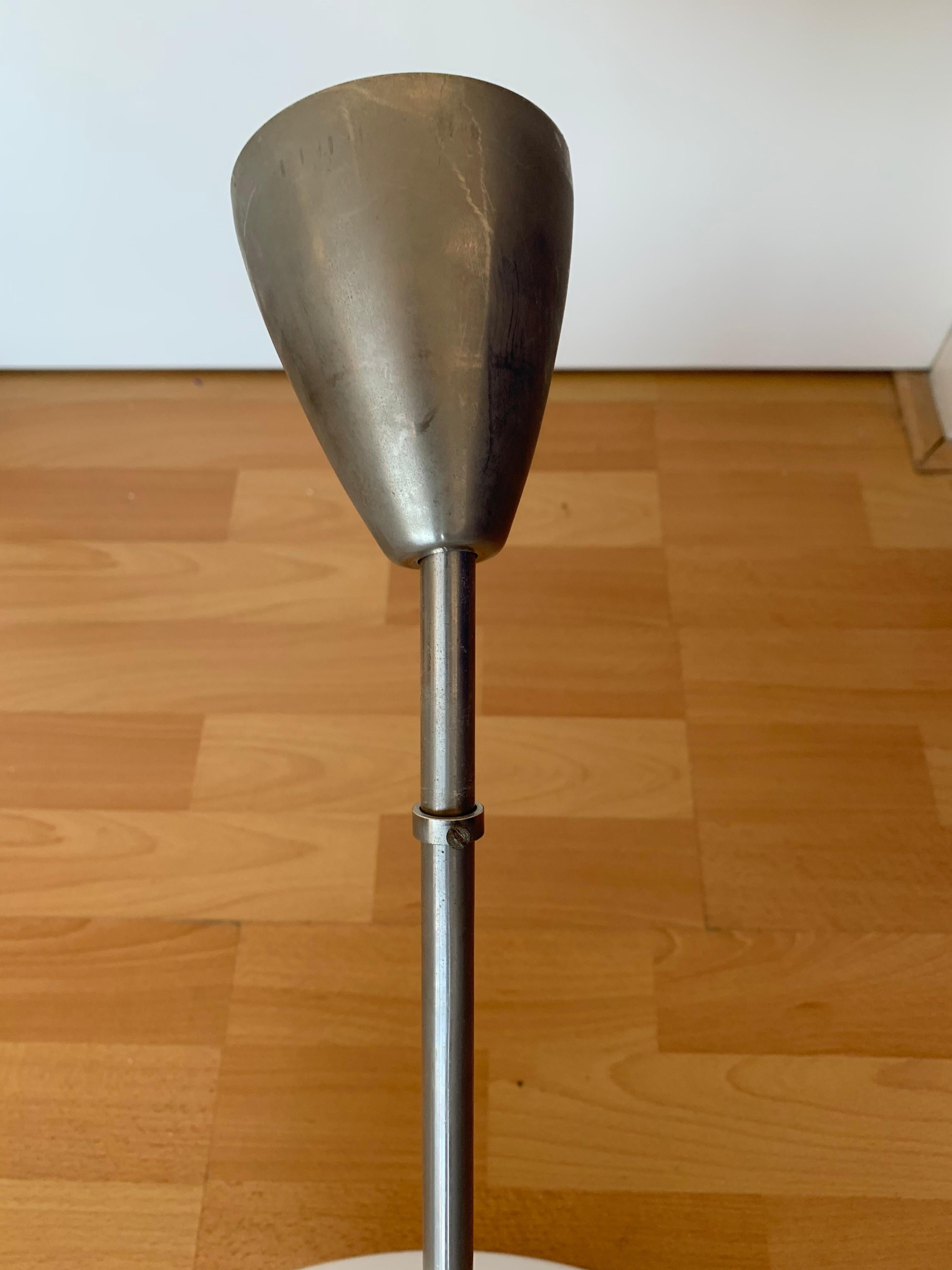 Lampe à suspension Art Déco des années 1920 en verre opalin avec tige en métal, parfaite sur le plan esthétique en vente 9