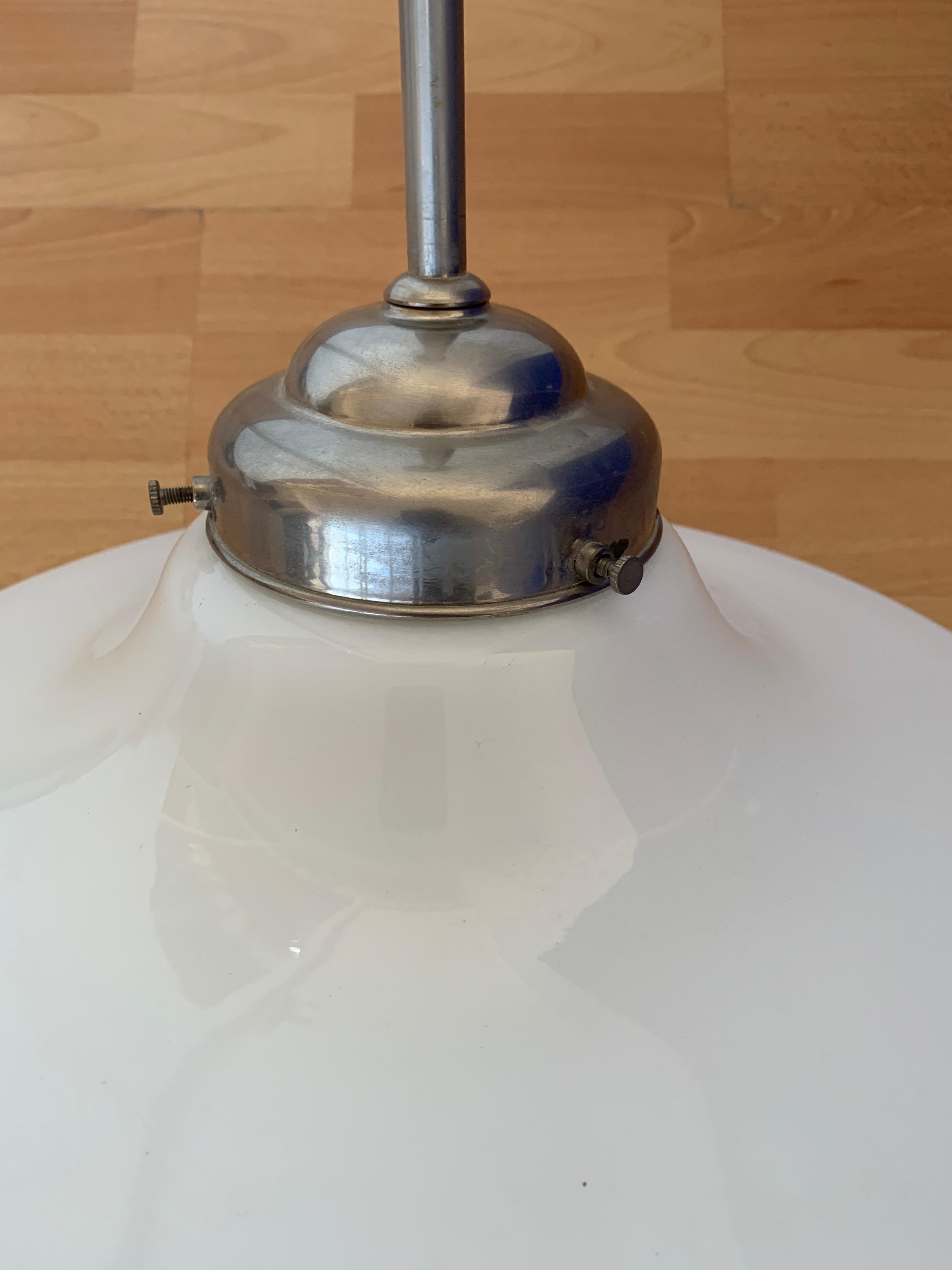 Début du 20ème siècle Lampe à suspension Art Déco des années 1920 en verre opalin avec tige en métal, parfaite sur le plan esthétique en vente