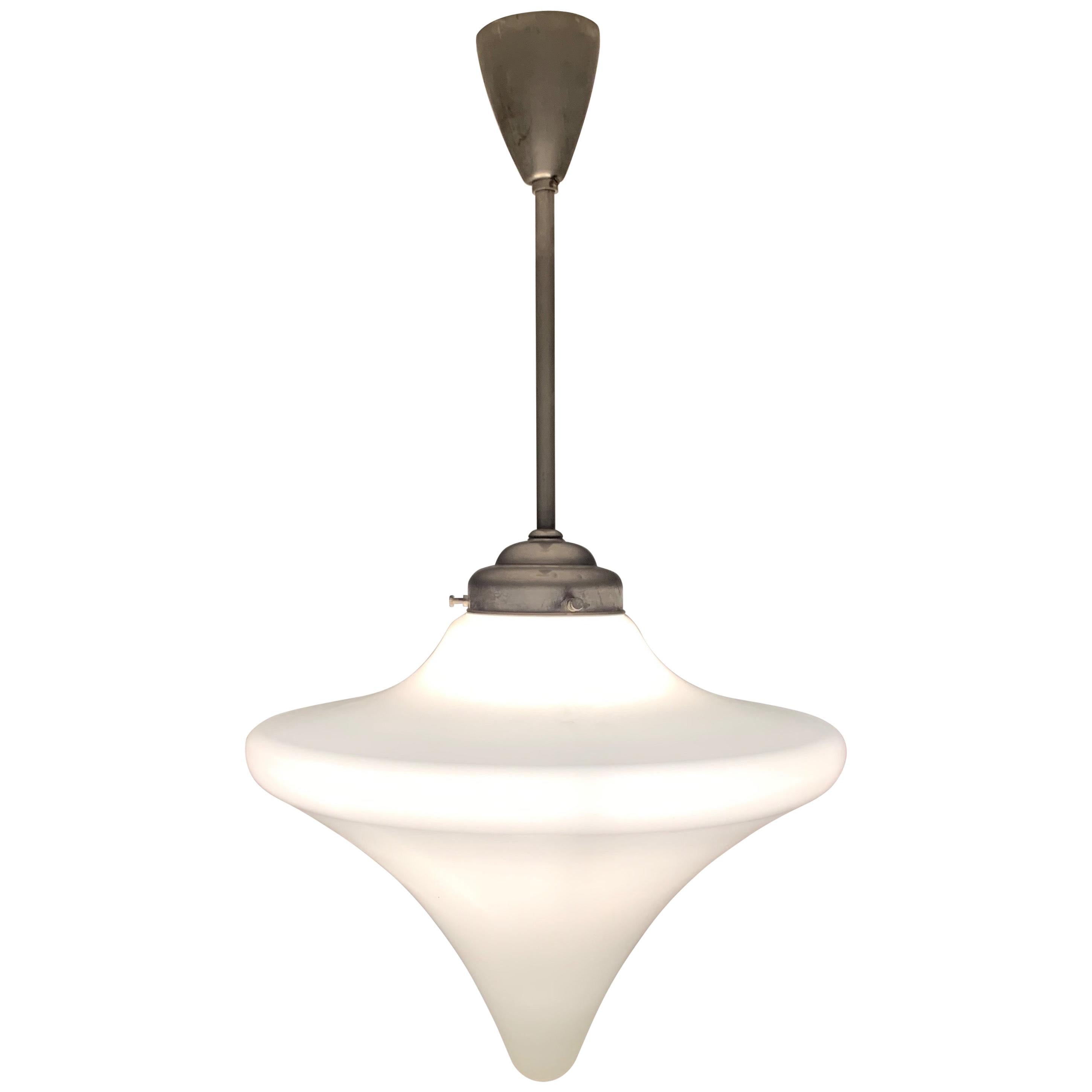 Lampe à suspension Art Déco des années 1920 en verre opalin avec tige en métal, parfaite sur le plan esthétique