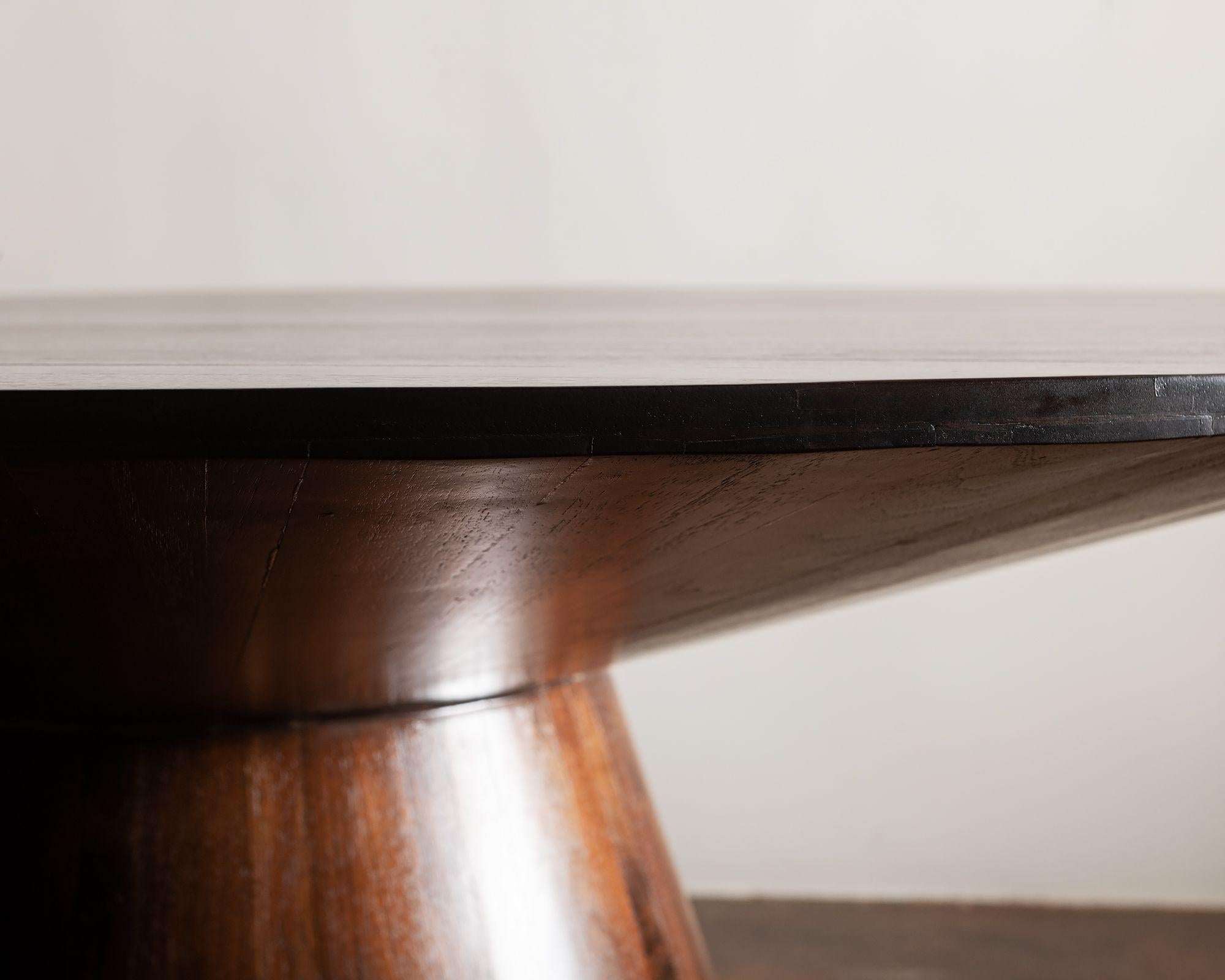 Aeterna Round Walnut Dining Table In Good Condition For Sale In Sylacauga, AL