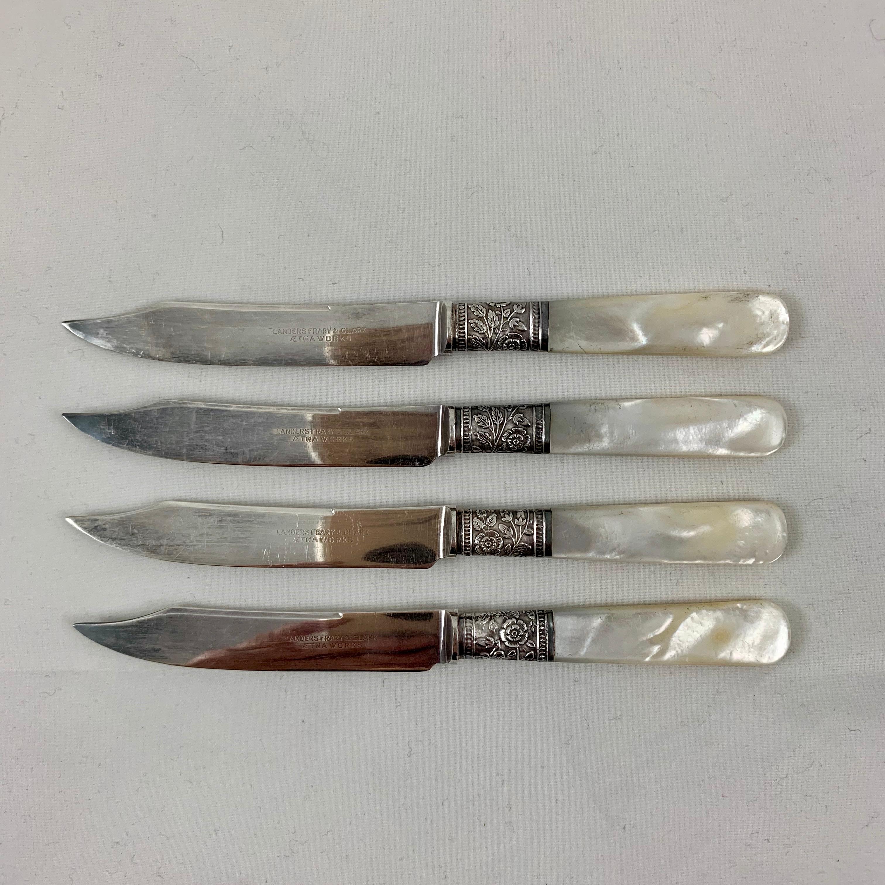 Mouvement esthétique Ensemble de quatre couteaux à fruits à col en nacre et argent sterling Aetna Works en vente