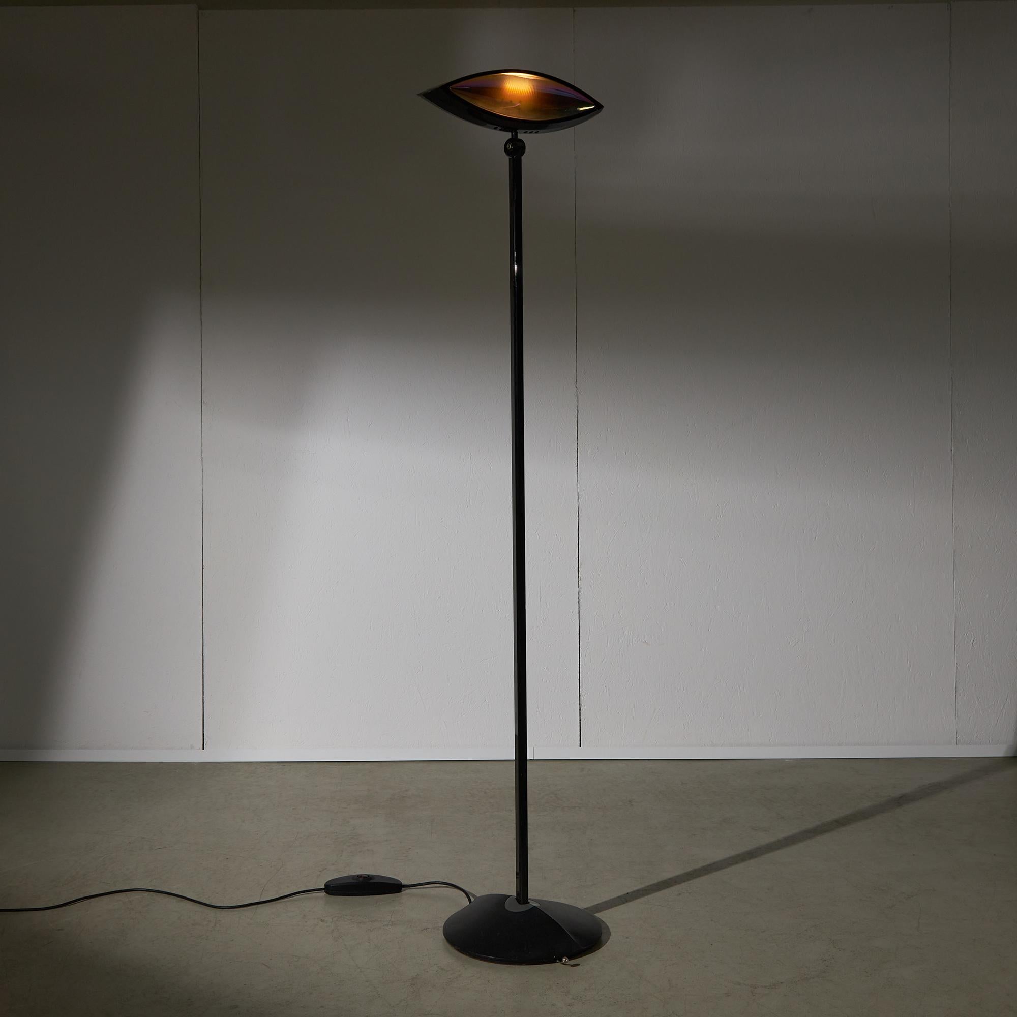 Fabio Lombardo entwarf in den 1980er Jahren für Flos die Stehleuchte Aeto mit einem schwarzen, augenförmigen Design aus Italien. Diese fachmännisch gefertigte Lampe verfügt über ein verstellbares, augenähnliches Licht und ruht auf einem runden