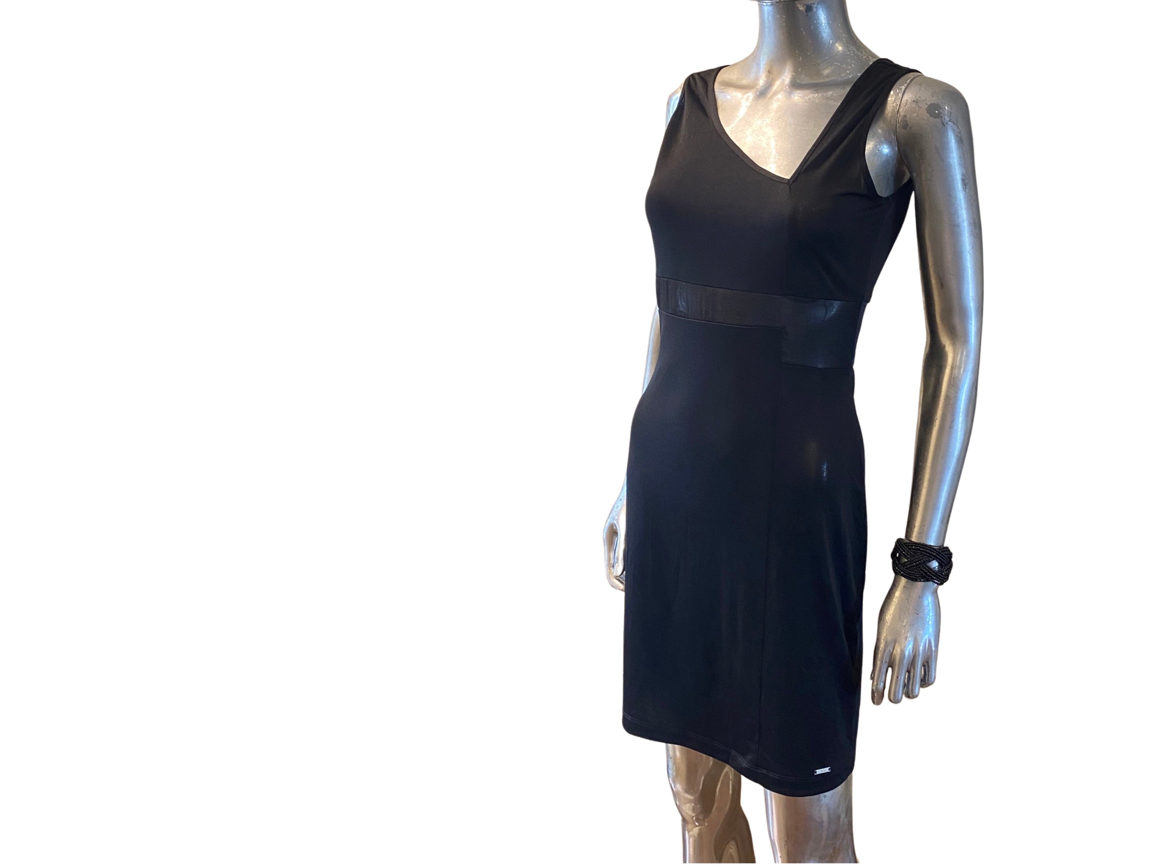 A very sexy simple casual knit dress by Italian company Extē. This dress is from the more contemporary Extē Jeans division. The dress has a very sexy asymmetrical neckline but the scene stealer is the geometric sheer jersey insert under the bust
