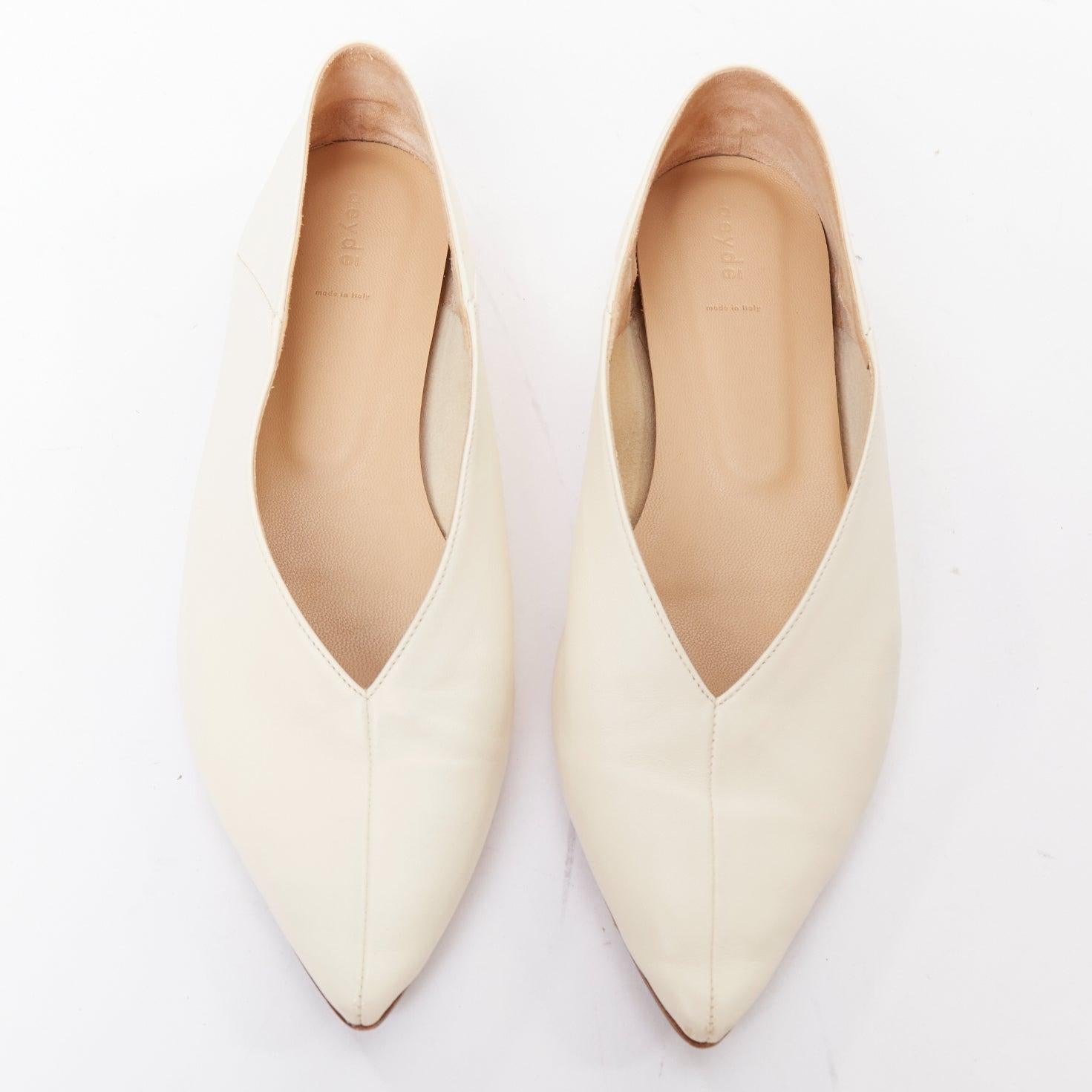 AEYDE Moa in nappa color crema con punta a V e 2 vie EU37.5
Riferimento: SNKO/A00631
Marchio: Aeyde
Model: Moa
Materiale: Pelle
Colore: crema
Modello: Tinta unita
Chiusura: Slip On
Fodera: Pelle marrone
Dettagli extra: Moa, una ballerina firmata