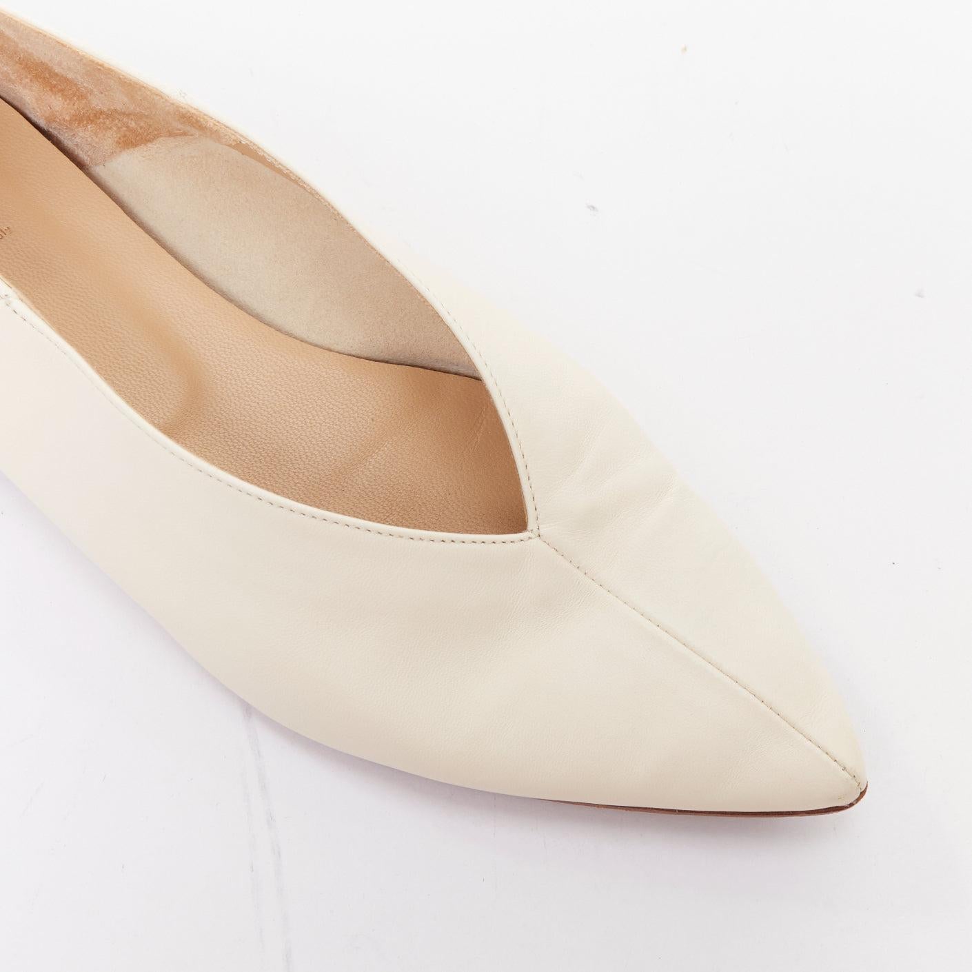 AEYDE Moa in nappa color crema con punta a V e 2 vie EU37.5 in vendita 3