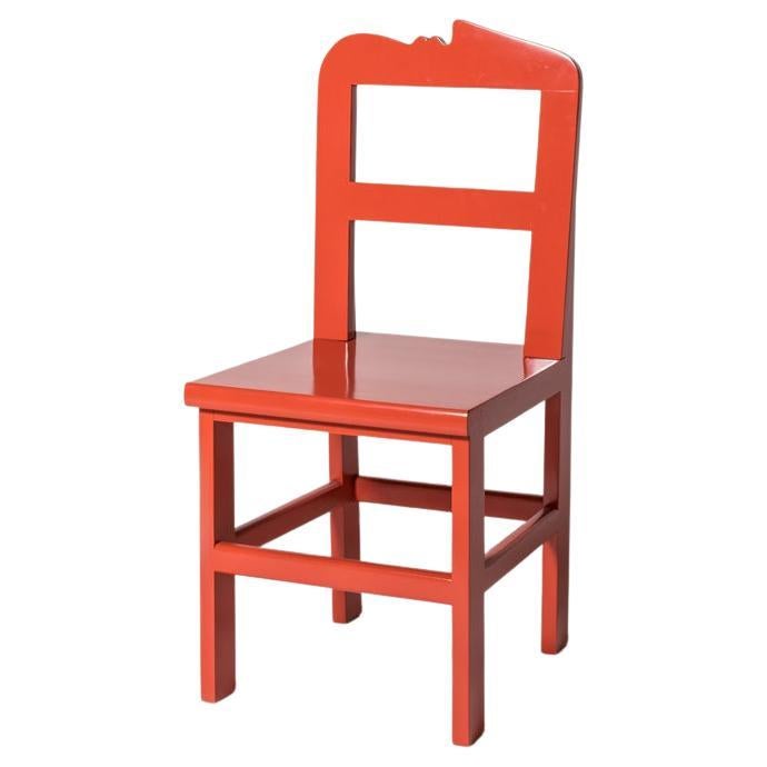 Chaise en bois rouge avec visage d'Alejos Fassianos en vente