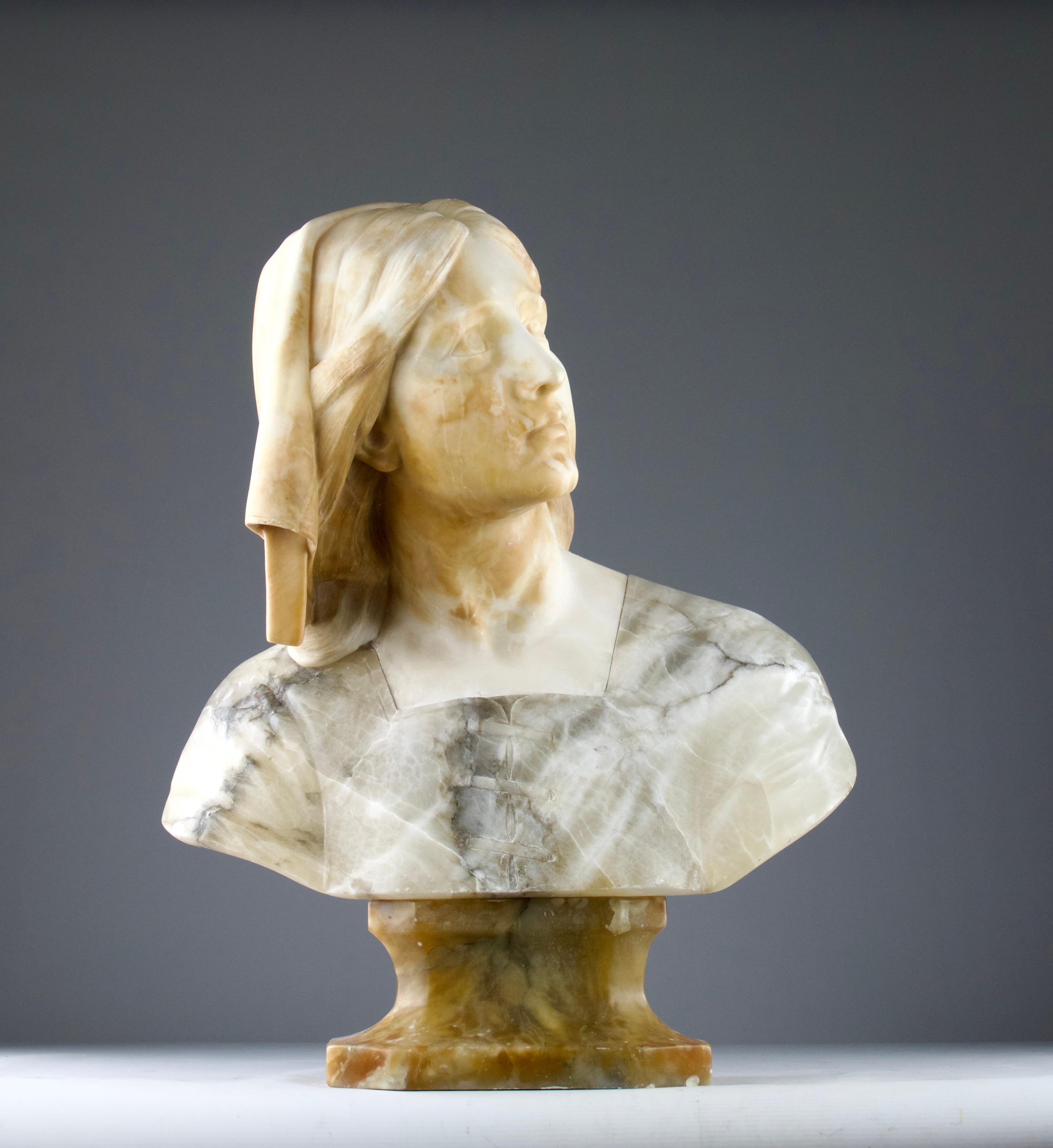 Superbe buste italien en marbre de Jeanne d'Arc d'après Henri HENRY attribué au Professeur Giuseppe Bessi de la période romantique italienne du 19ème siècle. En albâtre blanc et en marbre de couleur gris, beige et noir veiné. Composition unique et