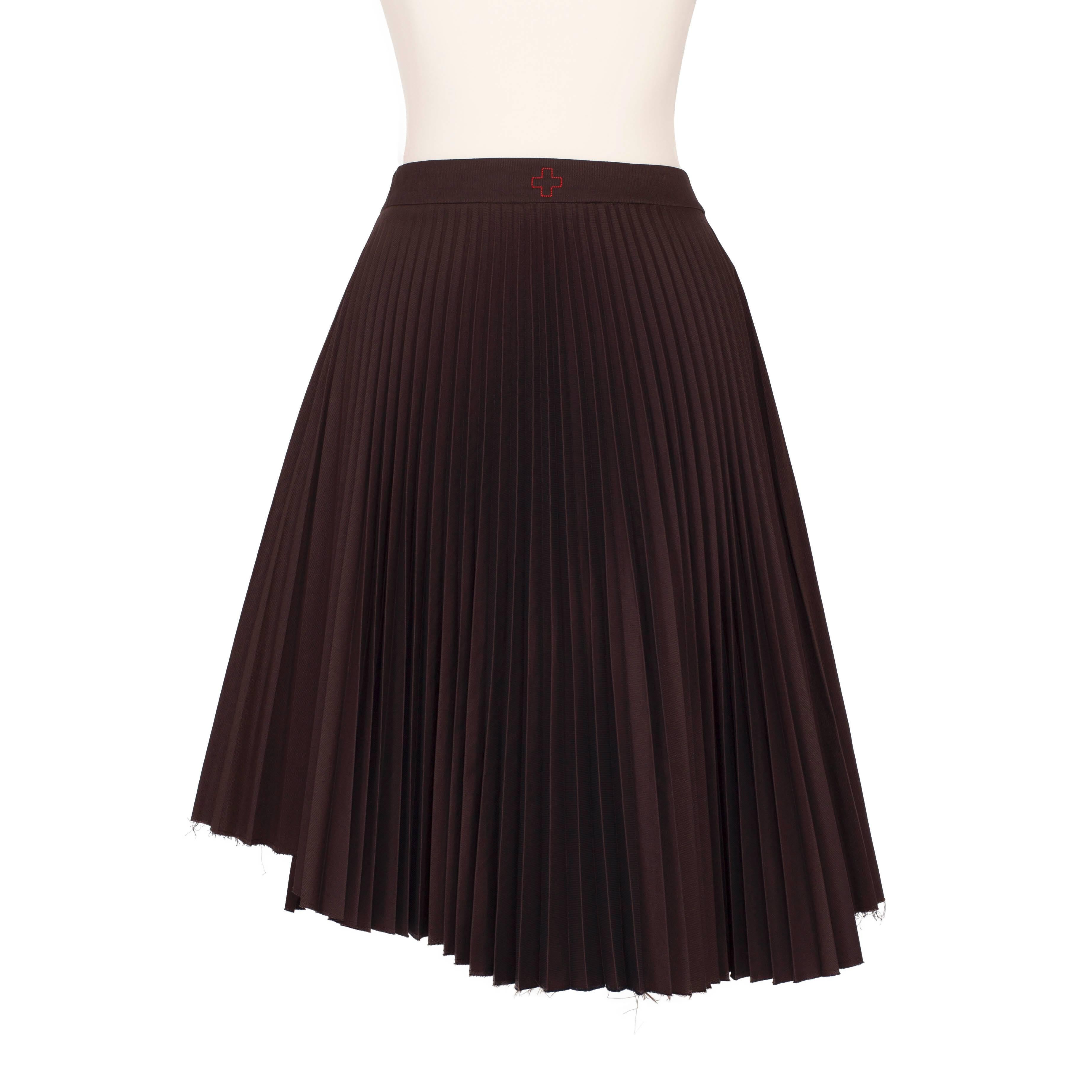 Rare A.F. Vandevorst sculptural wrap pleated skirt in dark chocolate brown from 1990s.
Featuring double buttons at the top waist band and pleating throughout the knee length skirt. Amazing piece.

Size 36 - 38 EU / 6 US