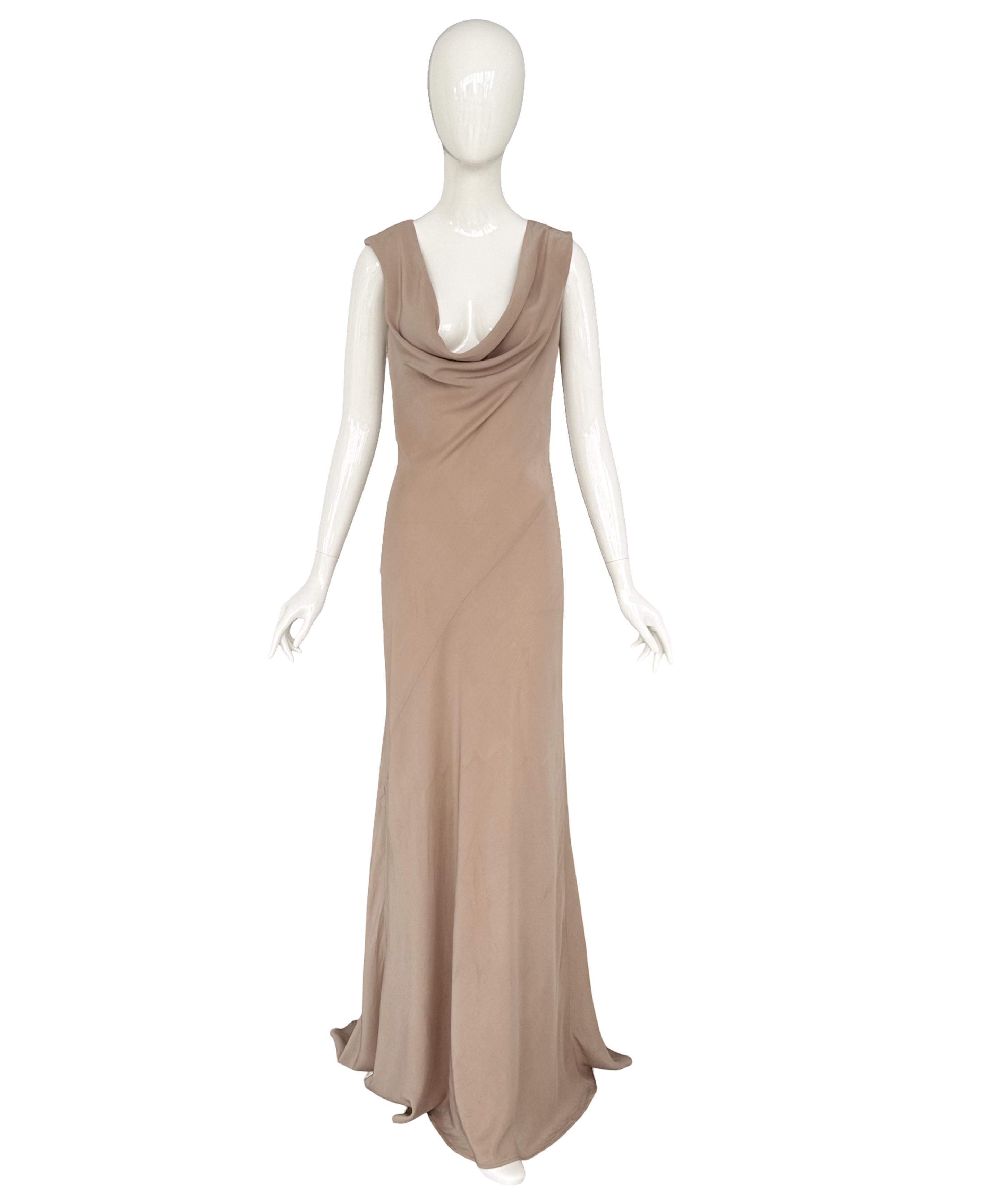 A.F. Vandevorst Frühjahr Sommer 2001 Laufsteg 100% Seide nackt offener Rücken langes Kleid,
Dieses fantastische, archivwürdige nudefarbene Seidenkleid des ikonischen belgischen Designerduos A.F. Vandevorst's. 
Es hat einen offenen Rücken und eine