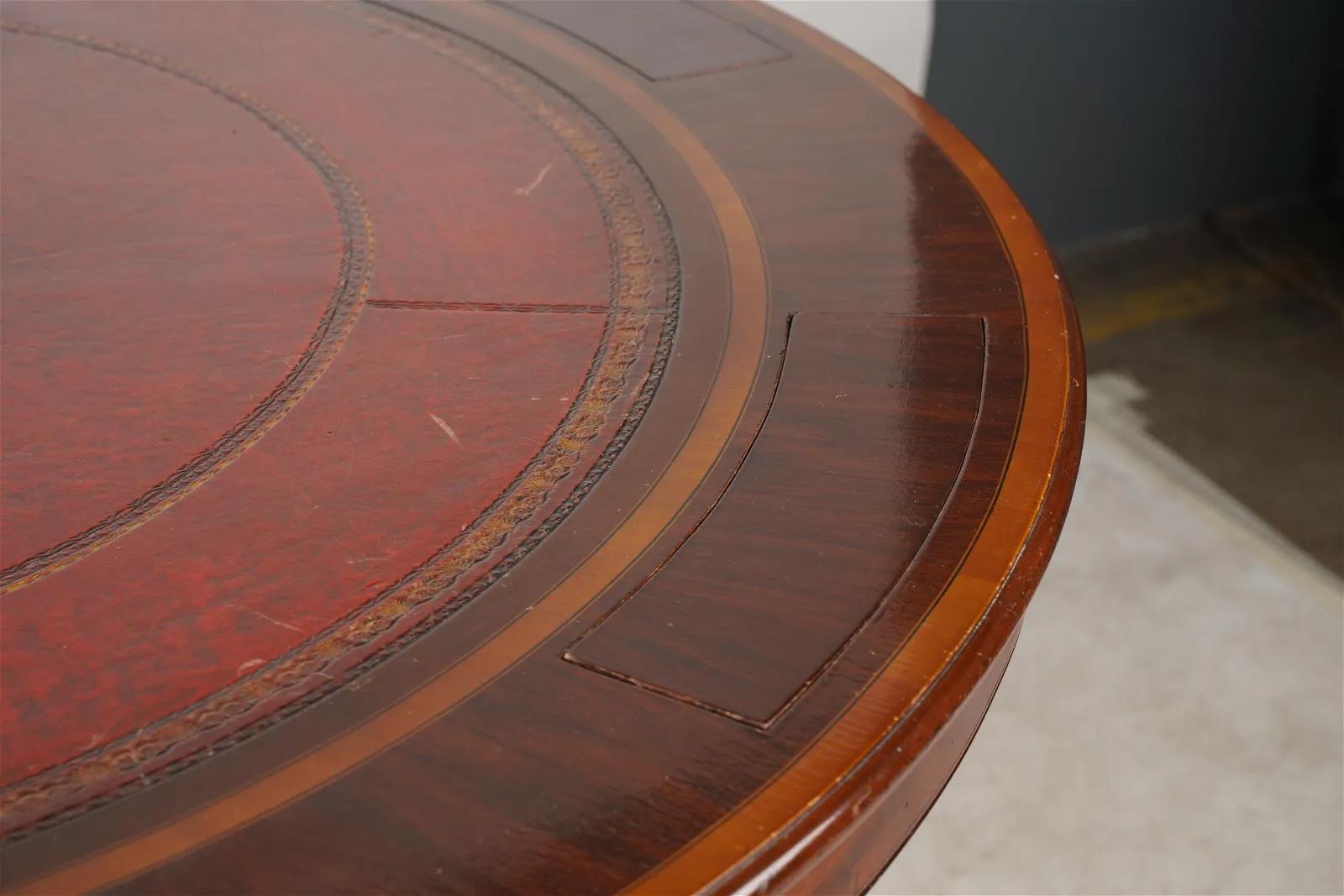 Sculpté à la main Table de poker de style English Regency en acajou avec plateau en cuir pour six, fin du 20e siècle  en vente