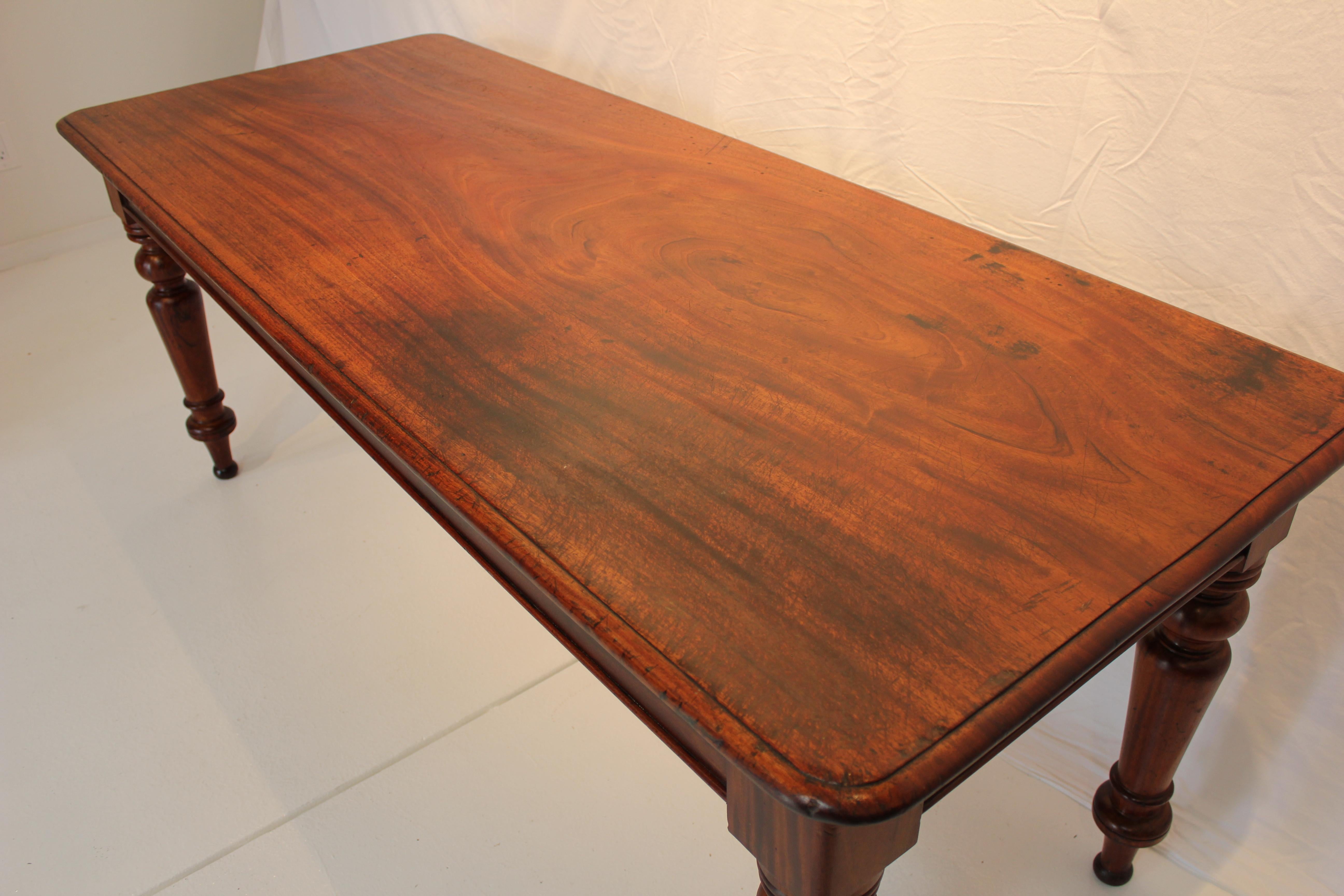 Fait main Ancienne table à manger de cuisine en acajou américain avec un plateau en planches Fin du 19ème siècle en vente