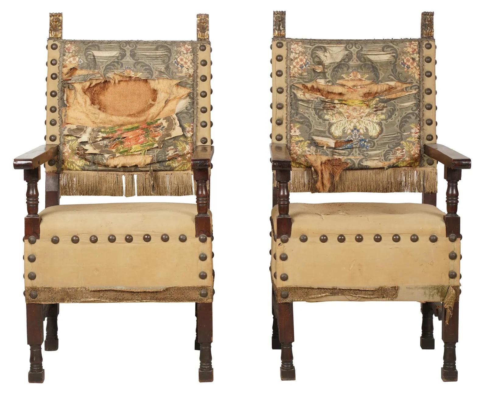 Paire de grands fauteuils en noyer de style baroque espagnol - néo-colonial espagnol de la fin du XVIIIe siècle, avec de grandes têtes de clous en laiton. Besoin d'une nouvelle tapisserie d'ameublement. 