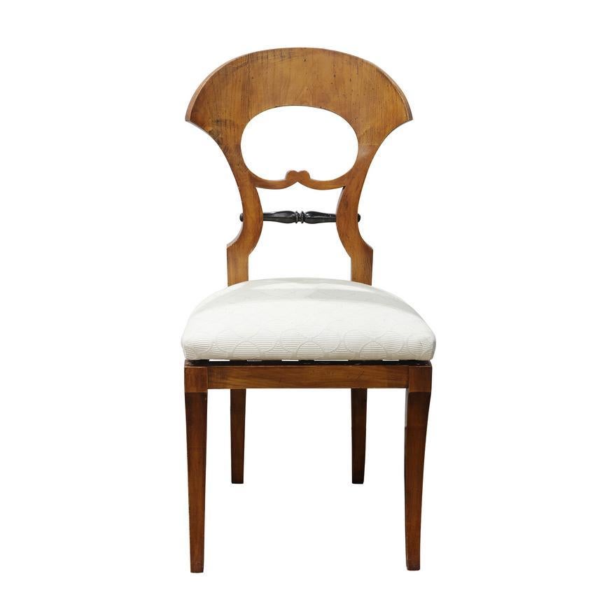 Fait main Ensemble de sept chaises de salle à manger Biedermeier autrichiennes d'époque antique en bouleau, vers 1820 en vente