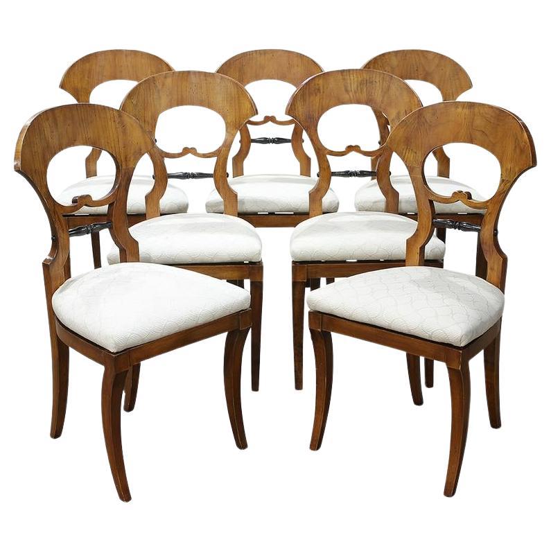 Ensemble de sept chaises de salle à manger Biedermeier autrichiennes d'époque antique en bouleau, vers 1820