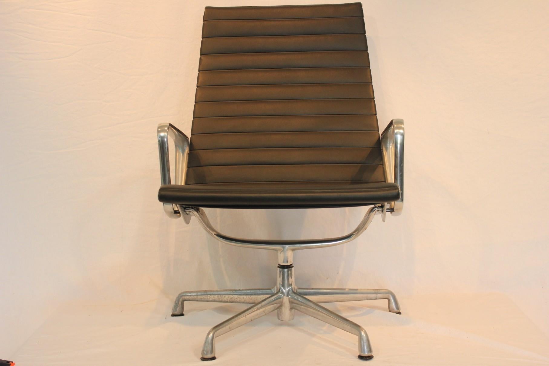Mid 20th Century Herman Miller Group Management Aluminum Lounge Chair - Designed by Charles Eames. 5 Prong Base - Leather Upholstery.
