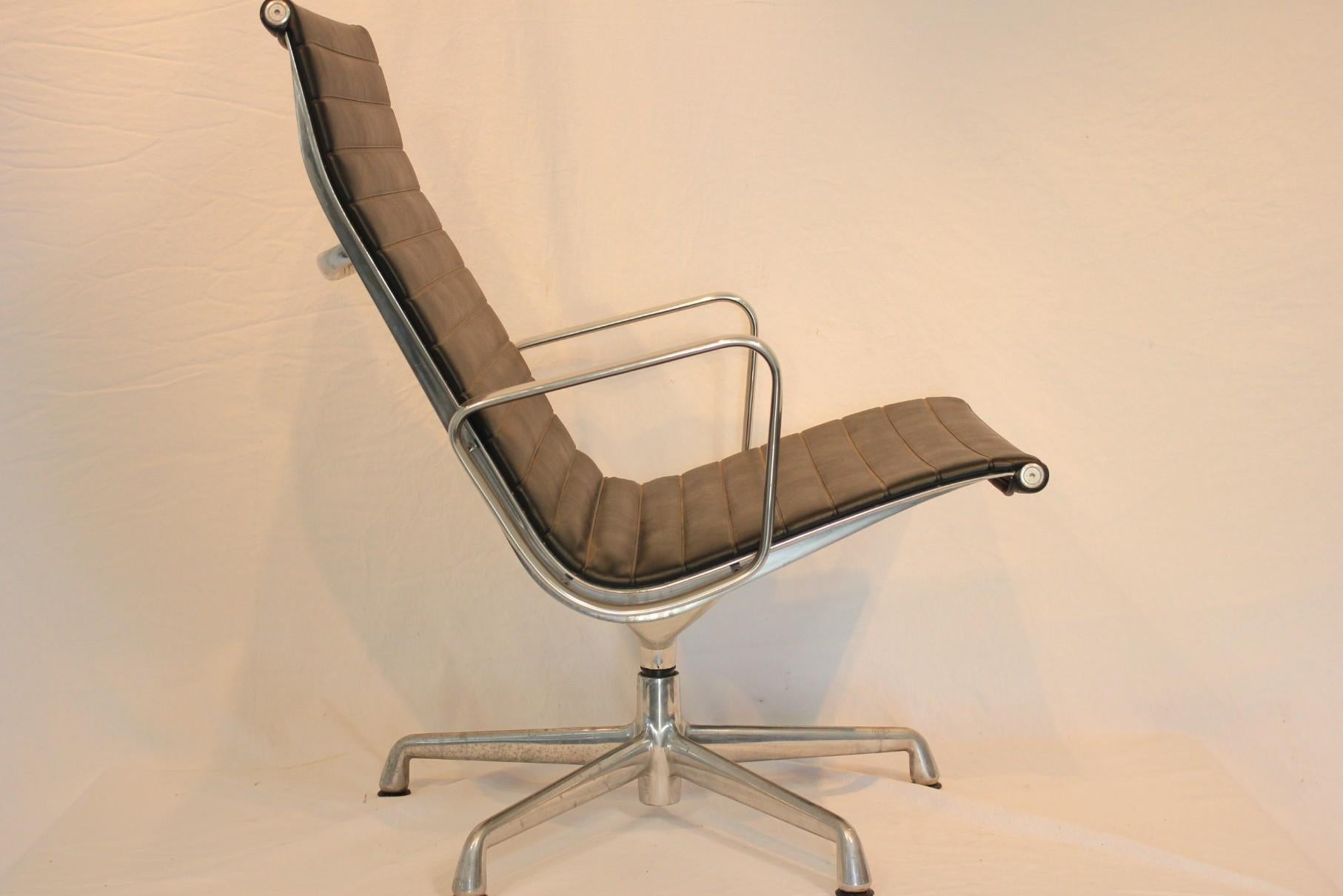 Mid-Century Modern Herman Miller Eames Aluminum Lounge Chair Mid 20th Century Modern Circa 1970 For Sale