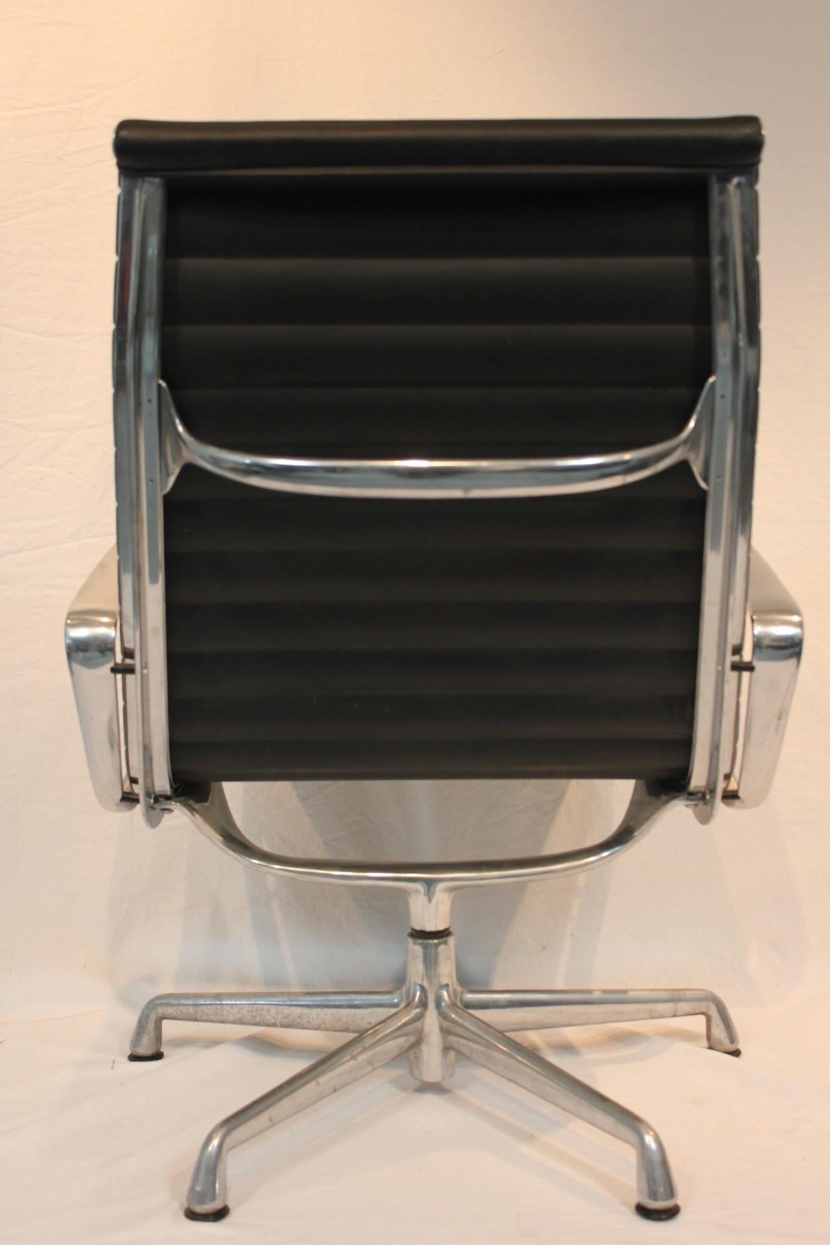 Herman Miller Eames-Loungesessel aus Aluminium, Mitte des 20. Jahrhunderts, Modern, um 1970 (amerikanisch) im Angebot