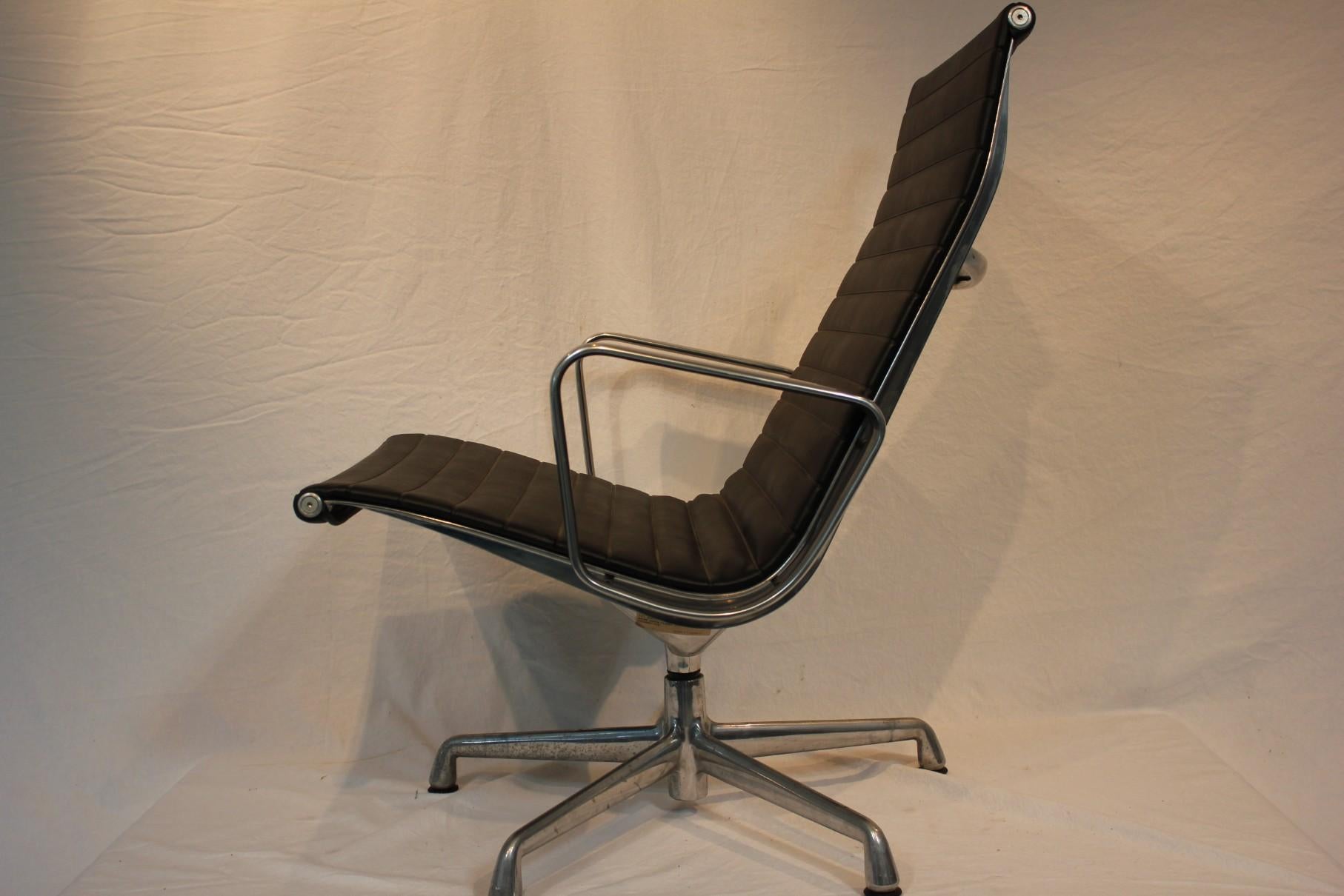 Hand-Crafted Herman Miller Eames Aluminum Lounge Chair Mid 20th Century Modern Circa 1970 For Sale